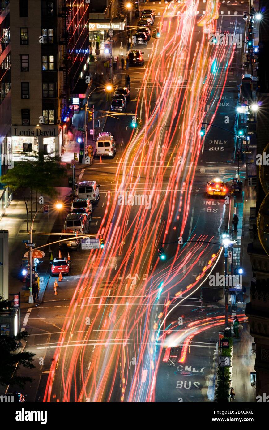 Light Trails traffico notte City Street Foto Stock
