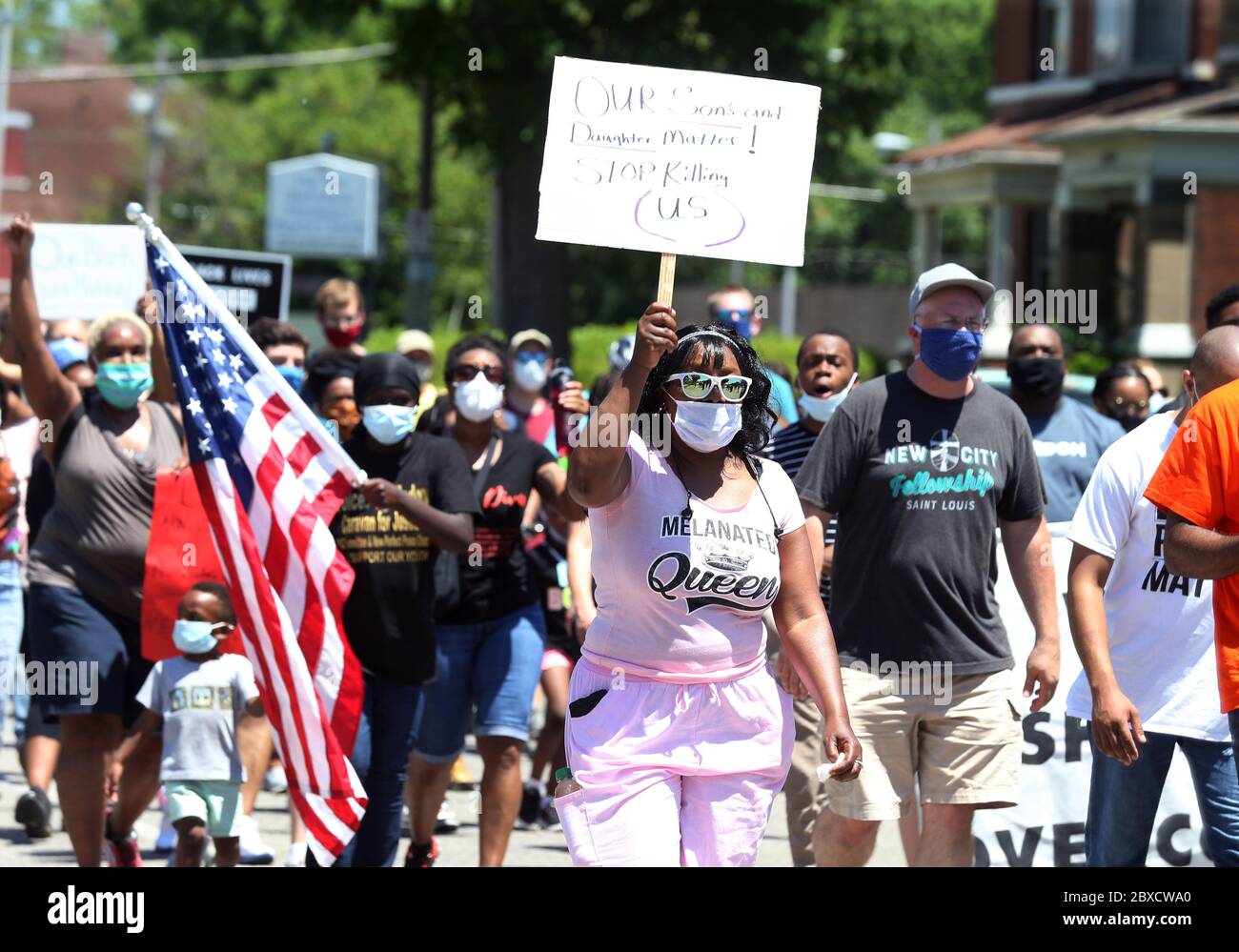 St. Louis, Stati Uniti. 06 giugno 2020. Marchers con la voce della saggezza Caravan per la giustizia e l'amore, canto a San Luigi Sabato, 6 giugno 2020. La marcia in 91 gradi di calore, si è conclusa alla statua di Martin Lutero Re, per discorsi, canto e lode. Photo by Bill Greenblatt/UPI Credit: UPI/Alamy Live News Foto Stock