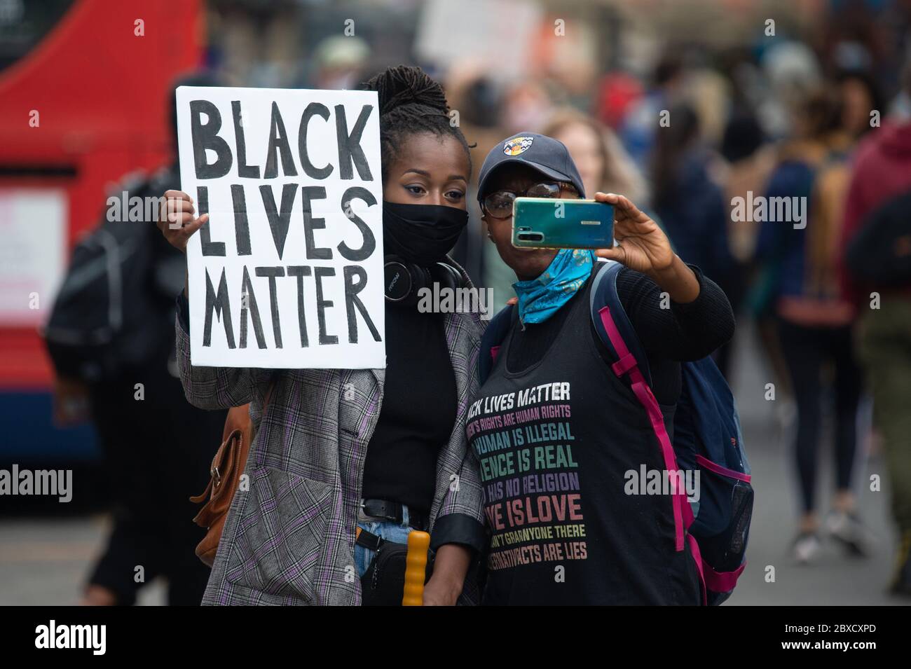 MANCHESTER, REGNO UNITO. 6 giugno una grande protesta Black Lives Matter nei Piccadilly Gardens di Manchester. La dimostrazione di massa è andata avanti, nonostante le preoccupazioni per la distanza sociale e un numero R in aumento nel Nord Ovest. Sabato 6 Giugno 2020 (Credit: Pat Scaasi | MI News) Credit: MI News & Sport /Alamy Live News Foto Stock