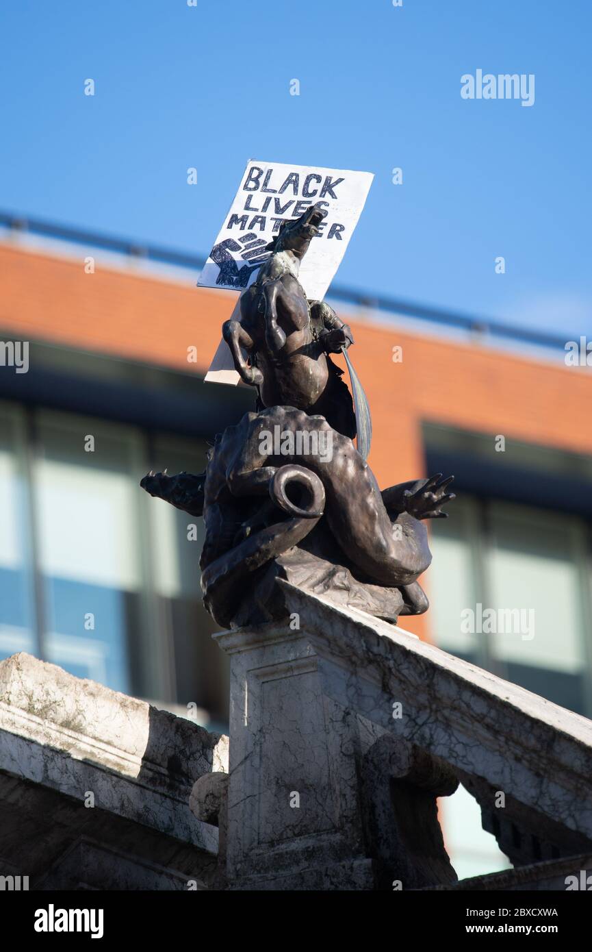 MANCHESTER, REGNO UNITO. 6 giugno una grande protesta Black Lives Matter nei Piccadilly Gardens di Manchester. La dimostrazione di massa è andata avanti, nonostante le preoccupazioni per la distanza sociale e un numero R in aumento nel Nord Ovest. Sabato 6 Giugno 2020 (Credit: Pat Scaasi | MI News) Credit: MI News & Sport /Alamy Live News Foto Stock