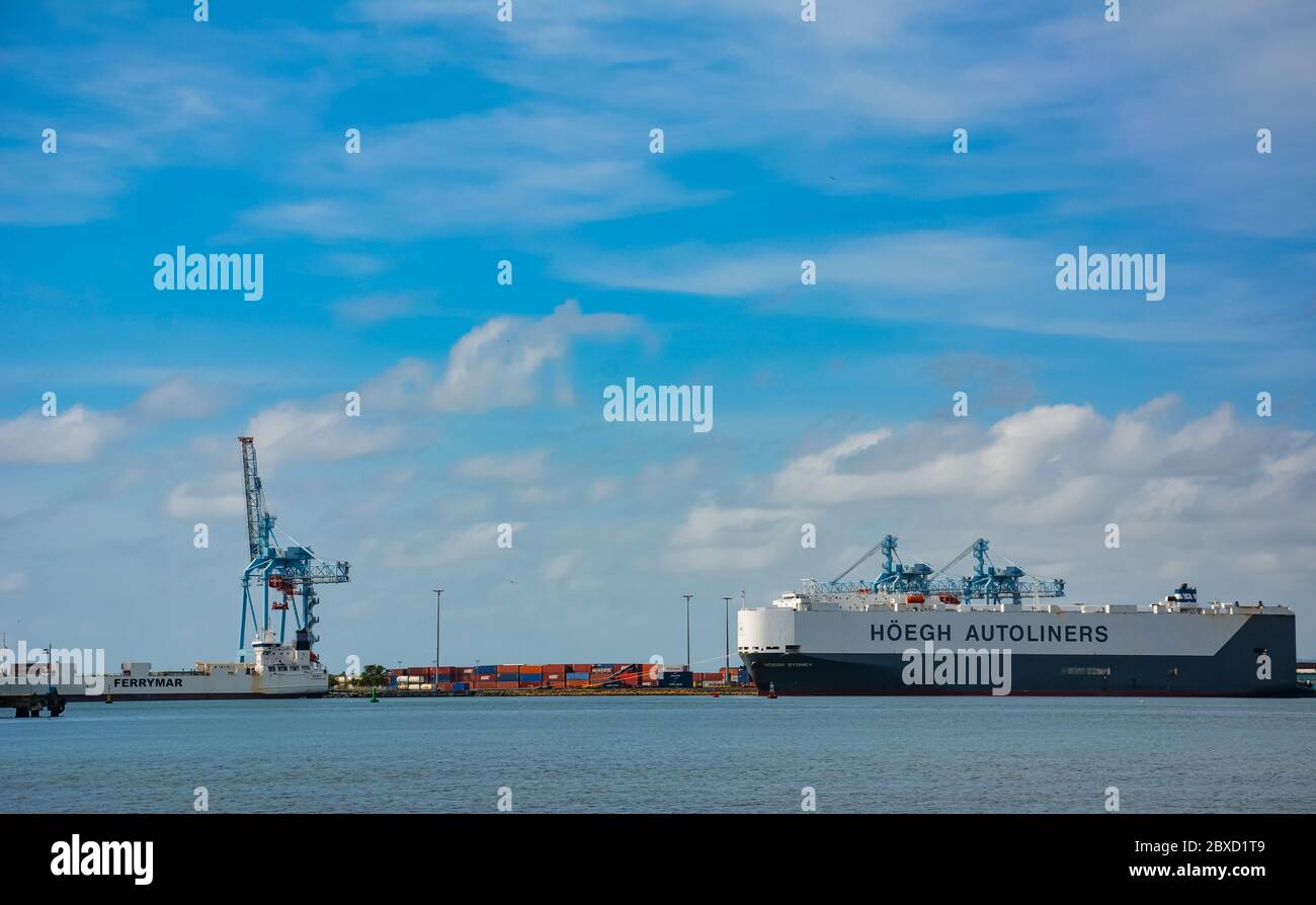 Point-a-Pitre, Guadalupa - 17 settembre 2018: Nave da carico attraccata nel porto di Pointe-a-Pitre in Guadalupa. Nuvole bianche nel cielo blu. Spazio di copia Foto Stock