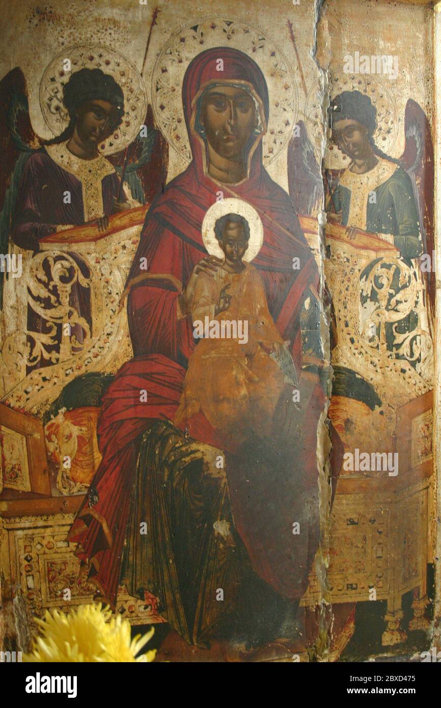 Un'icona ortodossa orientale del XVI secolo raffigurante Santa Maria che tiene il bambino Gesù appartenente al Monastero di Bistrita, nella Contea di Valcea, Romania. Foto Stock