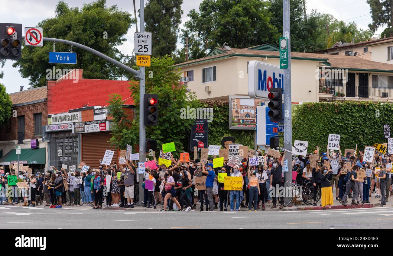 Los Angeles, Stati Uniti. 5 Giugno 2020. Manifestanti con segni di protesta, onorando la morte di George Floyd a Figueroa St e York Blvd, in Highland Park. Credit: Jim Newberry/Alamy Live News Foto Stock