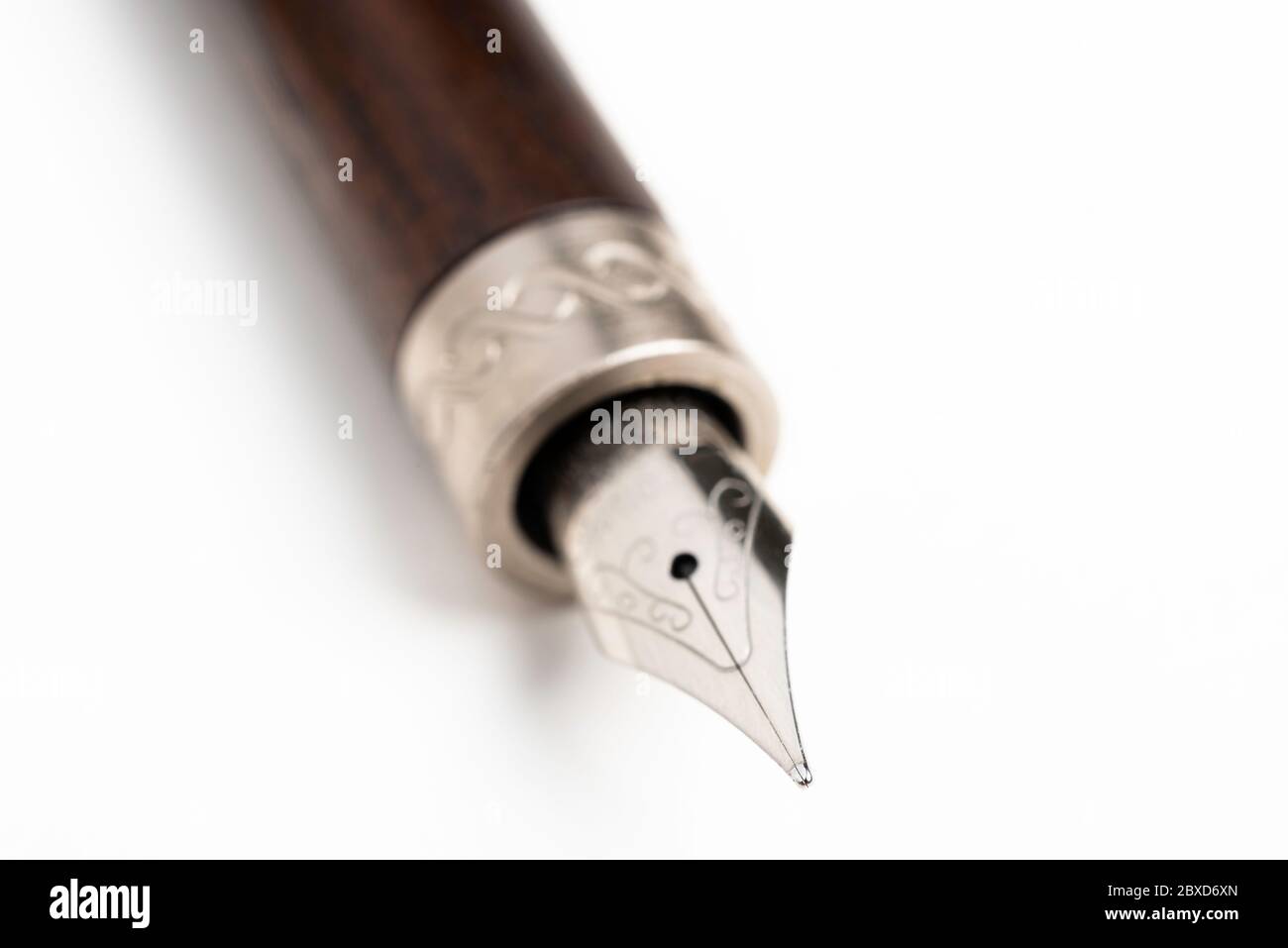 Un primo piano prodotto colpo del barile di legno e la punta di scrittura di una classica fontana set su fondo bianco semplice. Foto Stock
