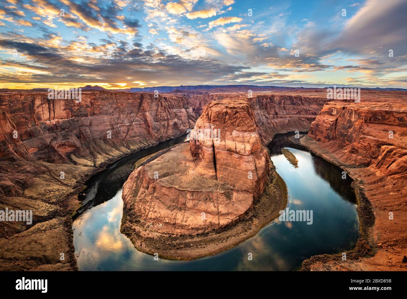 Horseshoe Bend è una parte molto panoramica del fiume Colorado, situata vicino alla città di Page, Arizona. Foto Stock