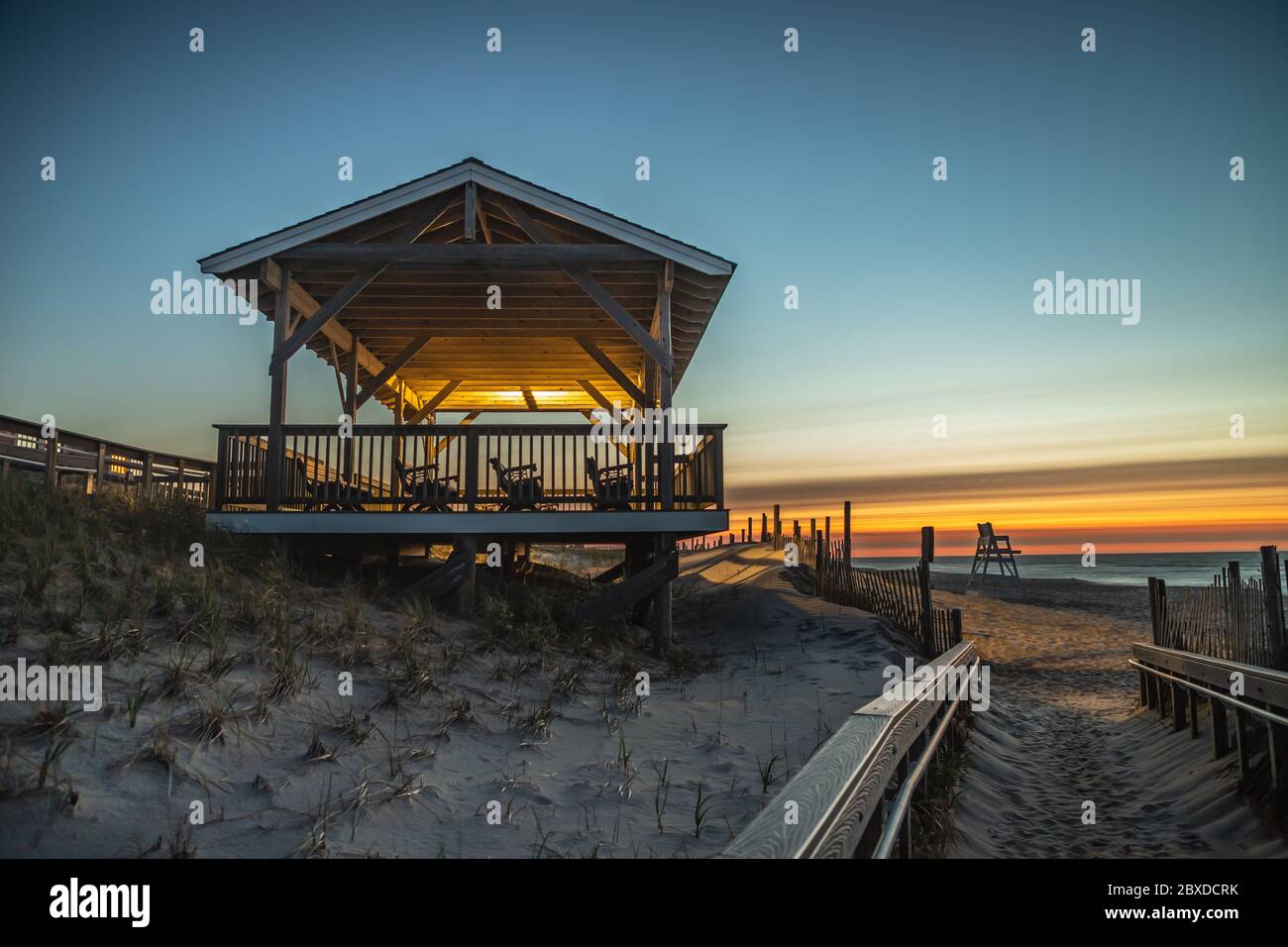 Il Pearl Street Pavilion è stato girato dal basso nell'ora blu pre-alba su Long Beach Island Foto Stock