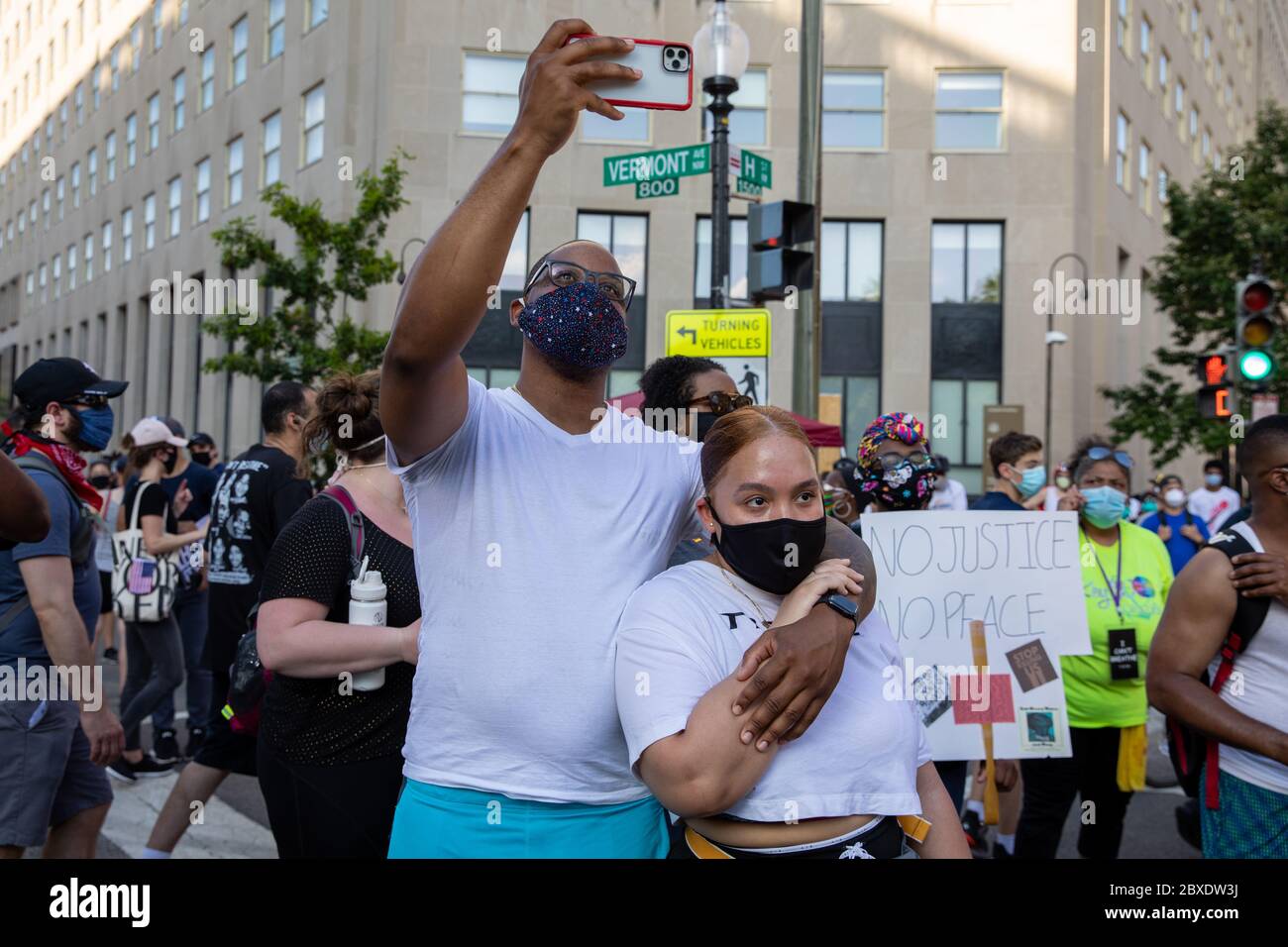 Brandon Barnes tiene Elizabeth Florencio durante una marcia contro la brutalità e il razzismo della polizia a Washington, DC sabato 6 giugno 2020.Credit: Amanda Andrade-Rhoades/CNP | uso in tutto il mondo Foto Stock