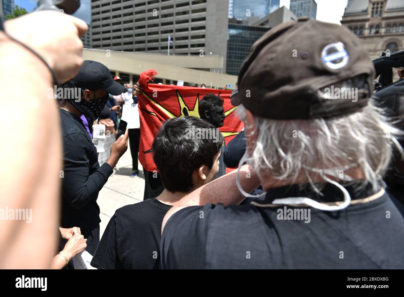 TORONTO, ONTARIO/CANADA – 6 Sabato 2020 giugno : migliaia di persone sono scese in Toronto Street in eventi separati per protestare contro il razzismo nero e la brutalità della polizia sabato a Toronto, Canada. Foto Stock