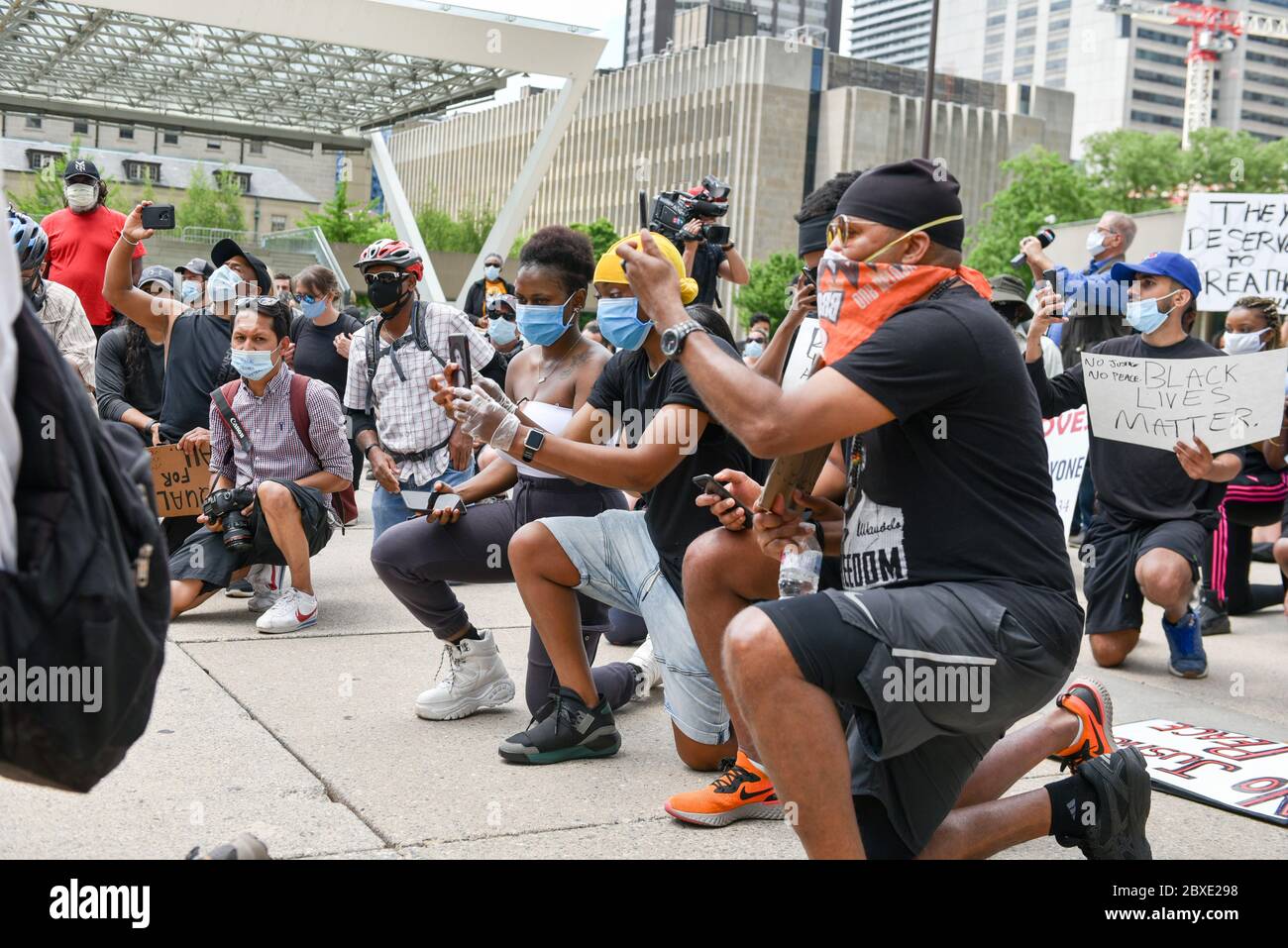 TORONTO, ONTARIO/CANADA – 6 Sabato 2020 giugno : migliaia di persone sono scese in Toronto Street in eventi separati per protestare contro il razzismo nero e la brutalità della polizia sabato a Toronto, Canada. Foto Stock