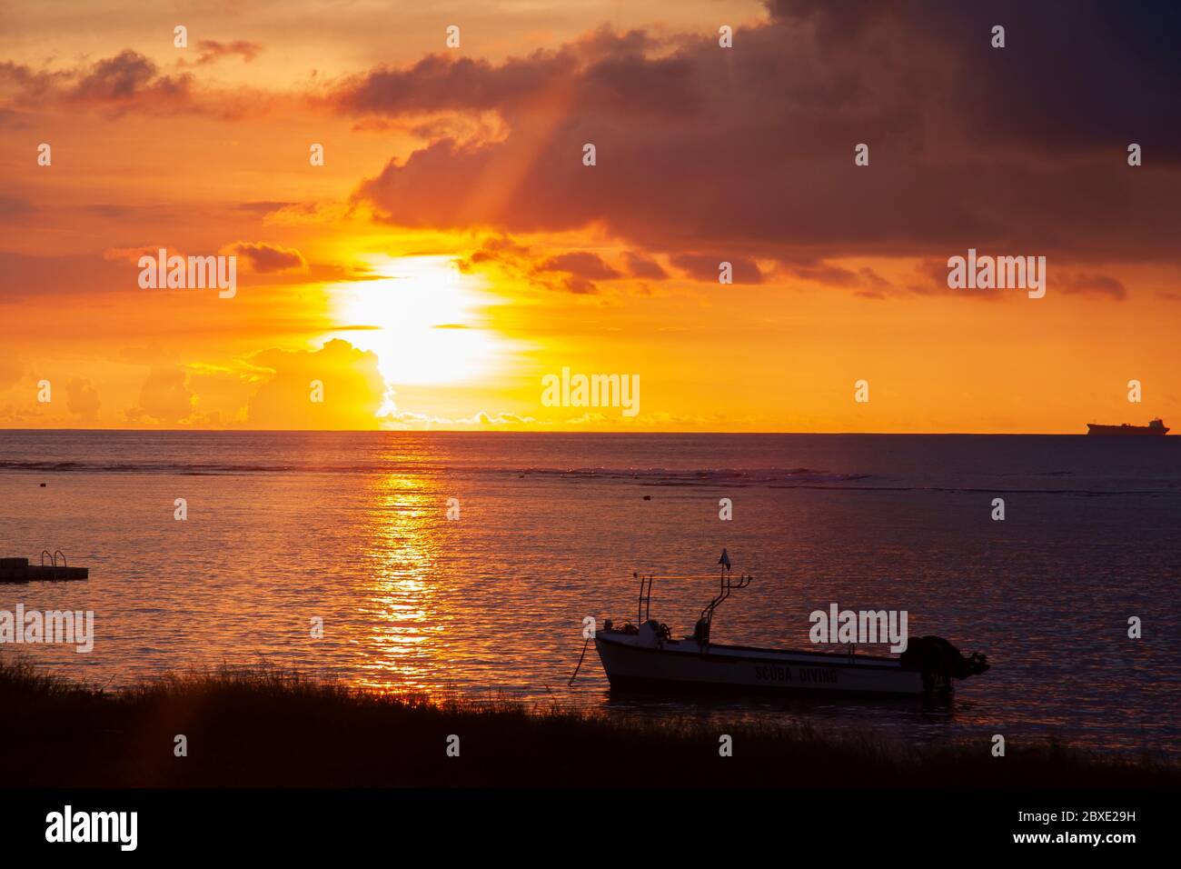 Barca da pesca all'alba sulla spiaggia di Albion della repubblica di Mauritius, Africa Foto Stock
