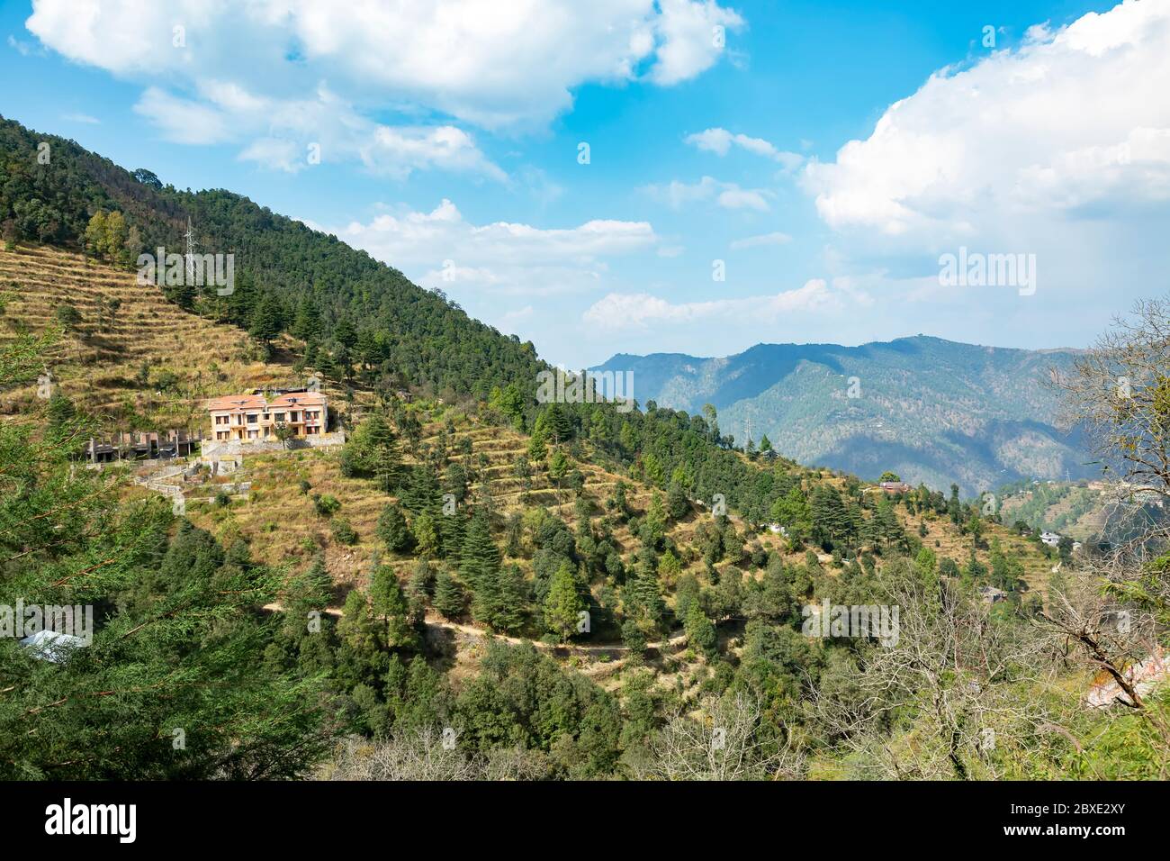 Montagna e valli a Hill Station di Shimla, Himachal Pradesh, India Foto Stock
