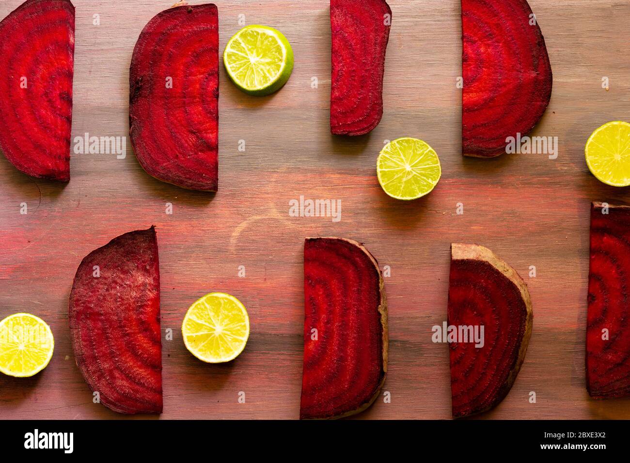 Barbabietola sotto forma di un modello con fette di limone su uno sfondo vintage Foto Stock