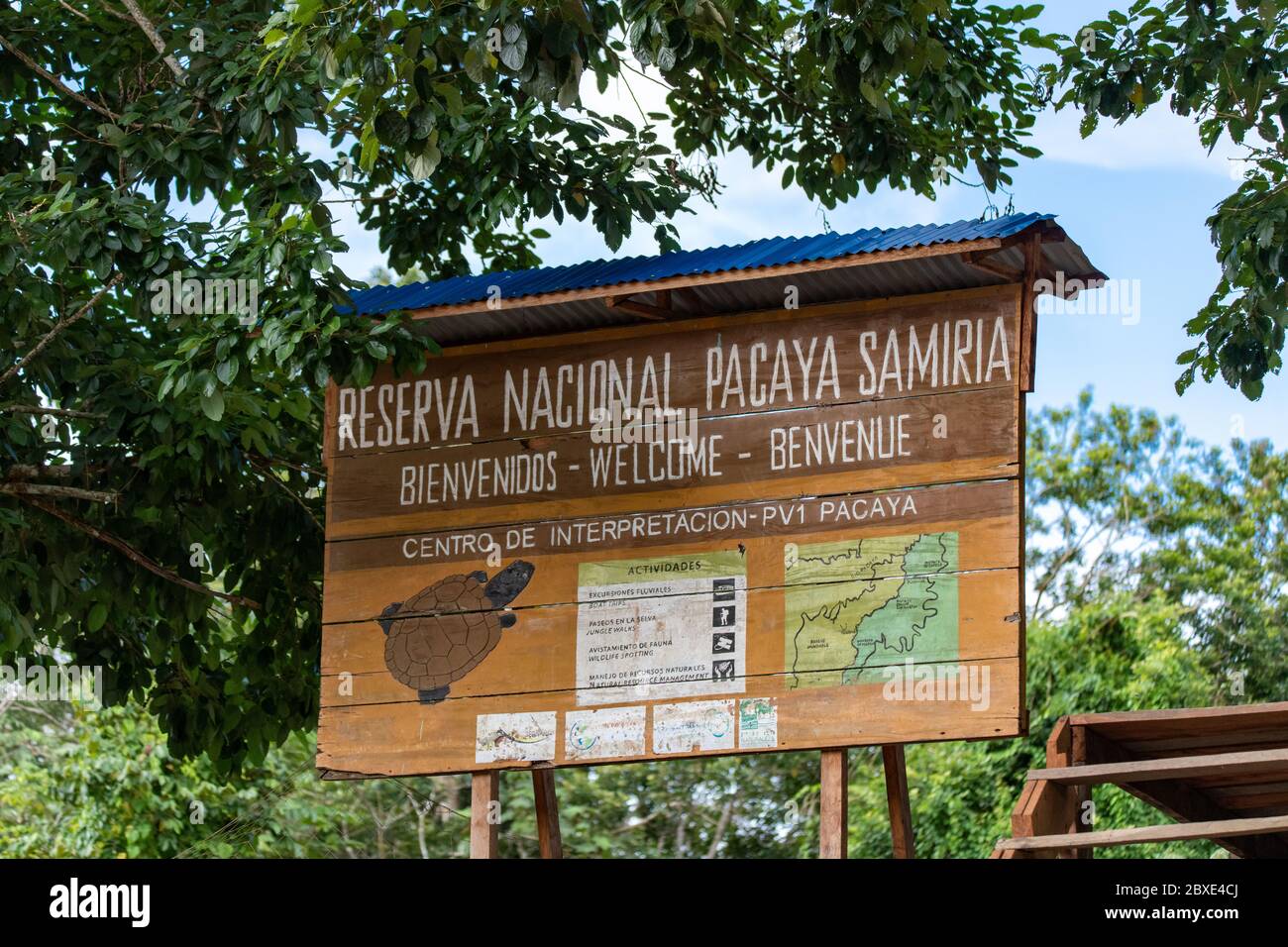 Il grande cartello in legno segna l'ingresso alla Riserva Nazionale Pacaya-Samiria sul Fiume Amazzone in Perù Foto Stock