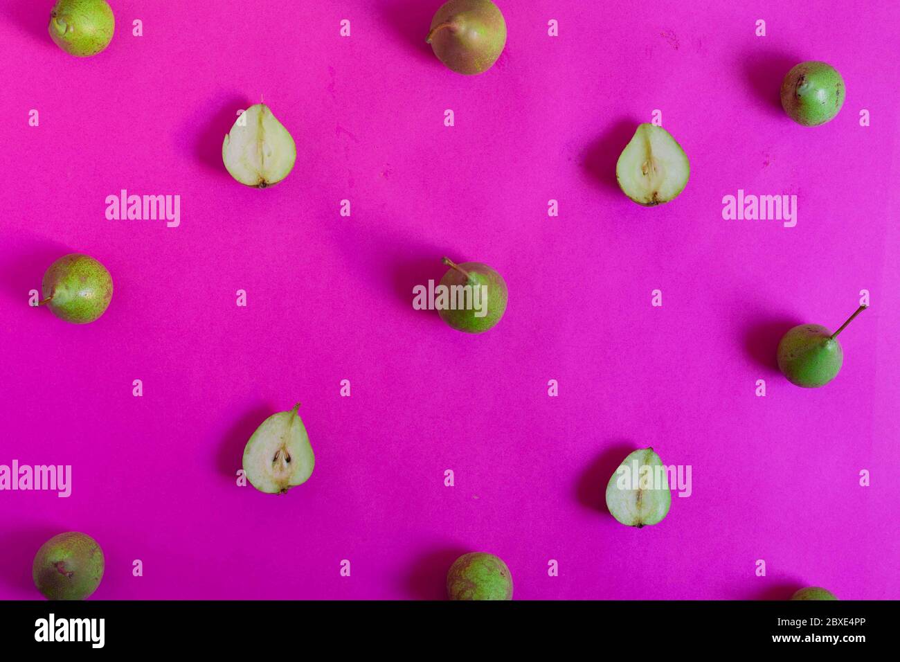 Pezzi di pera su sfondo blu sotto forma di un motivo Foto Stock