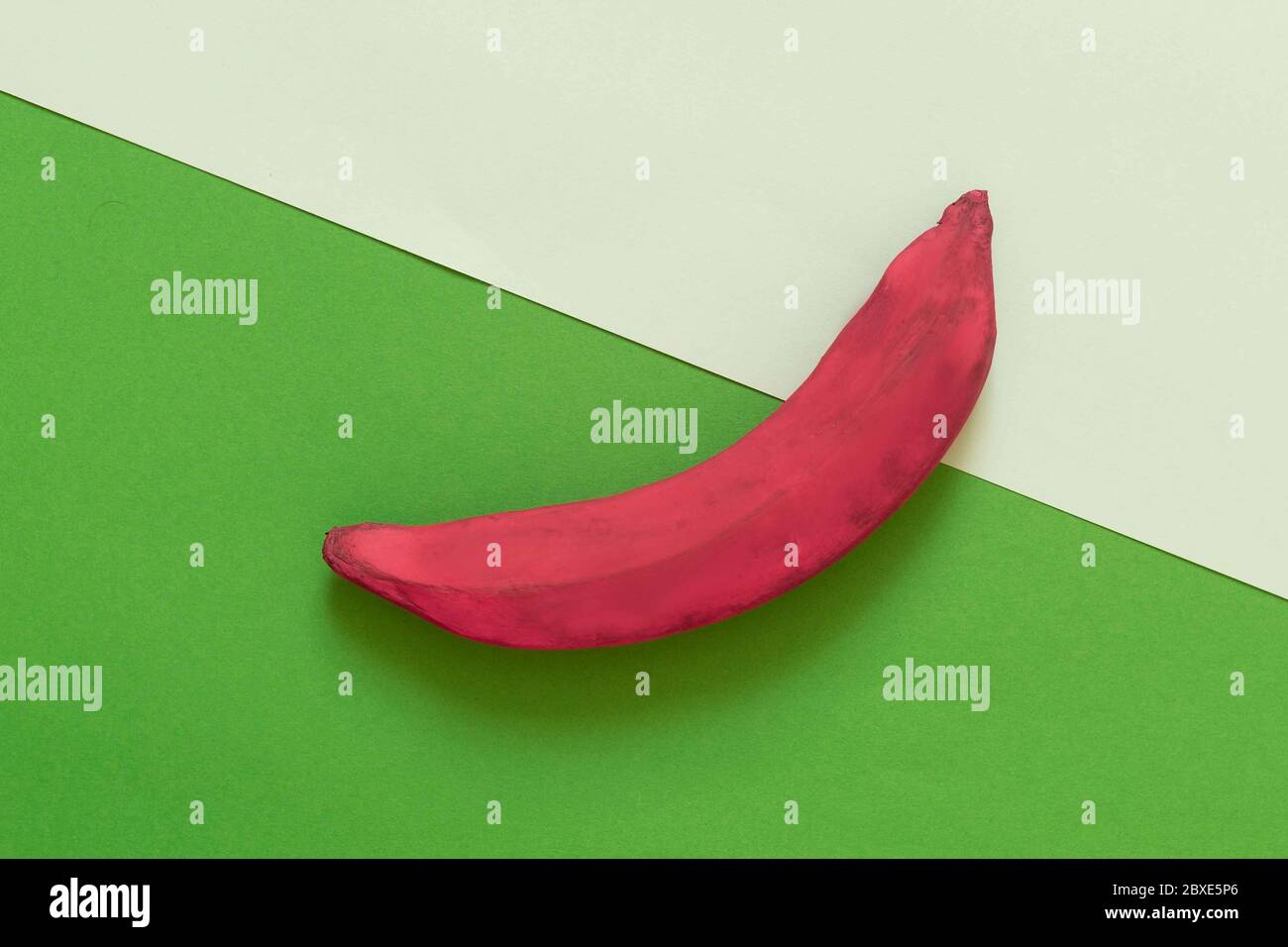 banana rosa su sfondo verde, bandiera, Foto Stock