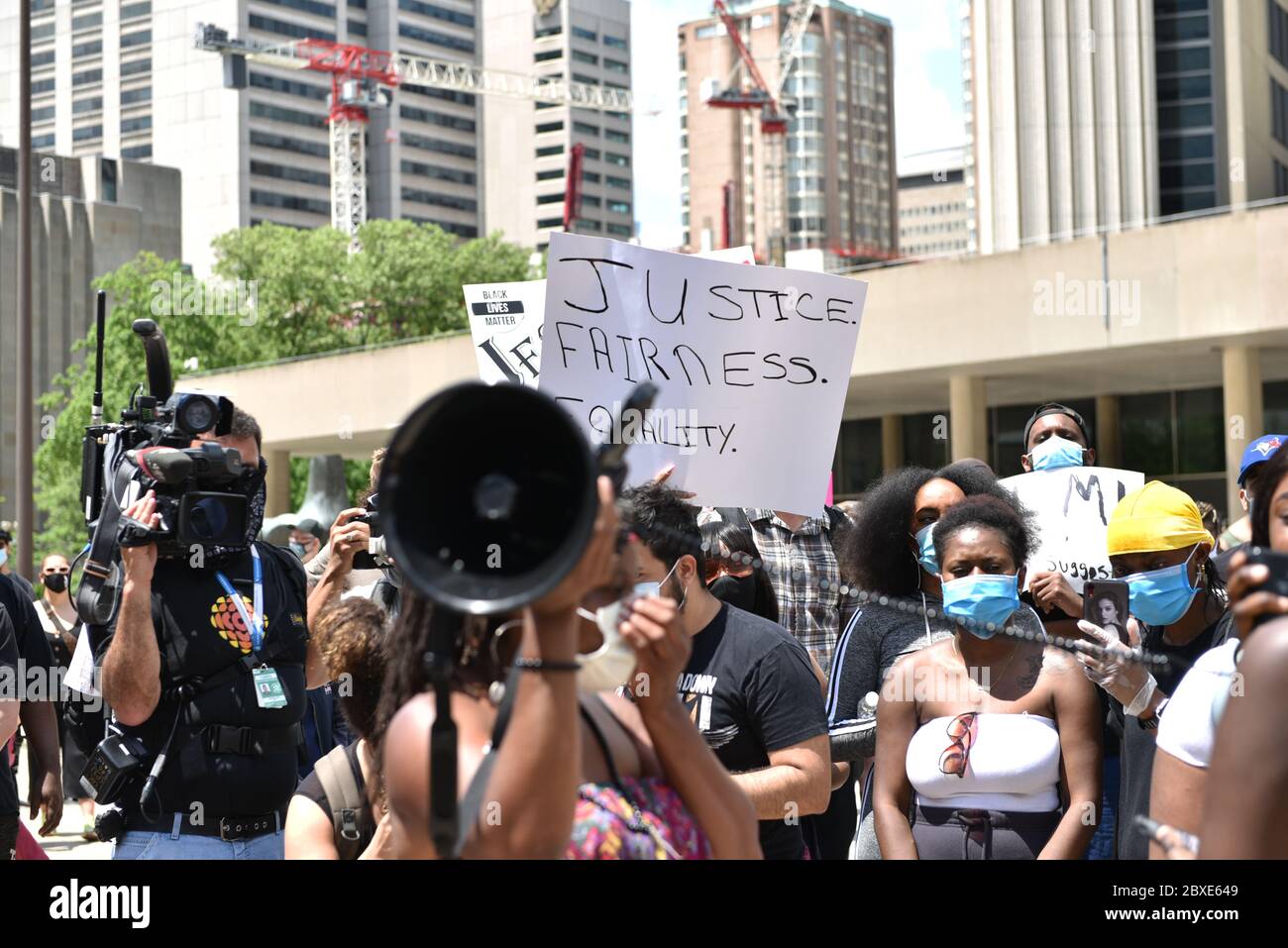 TORONTO, ONTARIO/CANADA – 6 Sabato 2020 giugno : migliaia di persone sono scese in Toronto Street in eventi separati per protestare contro il razzismo nero e la brutalità della polizia sabato a Toronto, Canada. Foto Stock