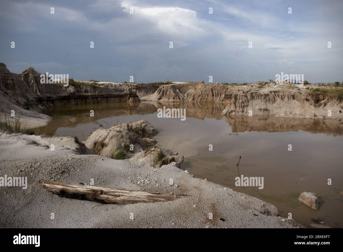 Vista di una buca abbandonata che si riempiva di acqua piovana su un sito di estrazione dell'oro su piccola scala a Galangan, Kalimantan centrale, Indonesia. Foto Stock