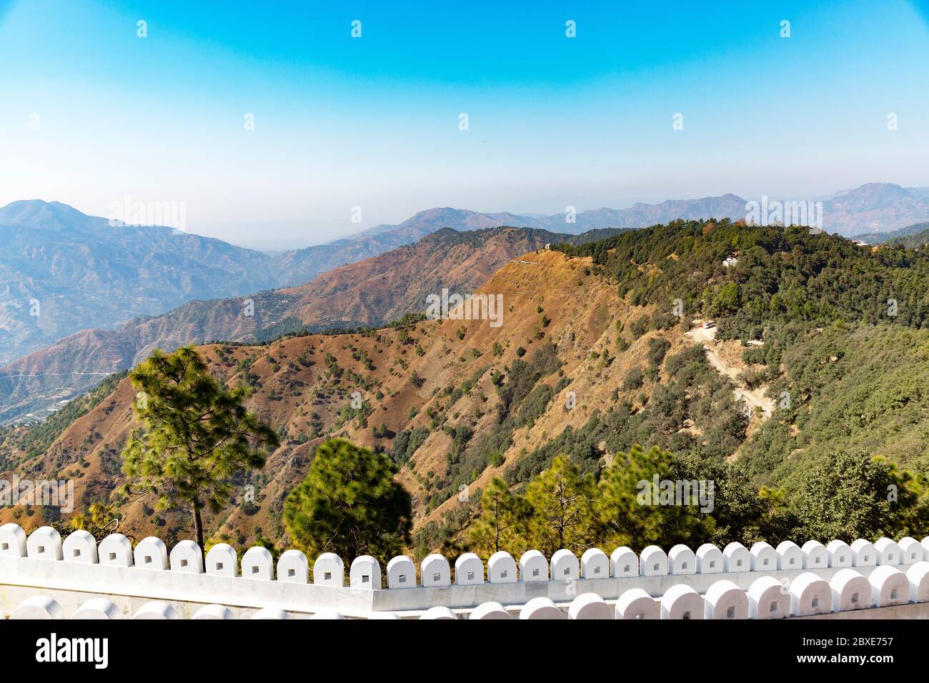 Montagna e valli a Hill Station di Shimla, Himachal Pradesh, India Foto Stock