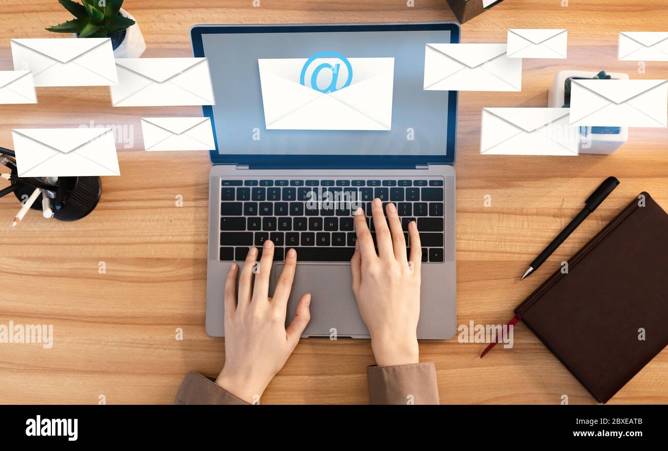 Concetto di corrispondenza aziendale. Collage creativo di donna irriconoscibile che invia e-mail al lavoro Foto Stock