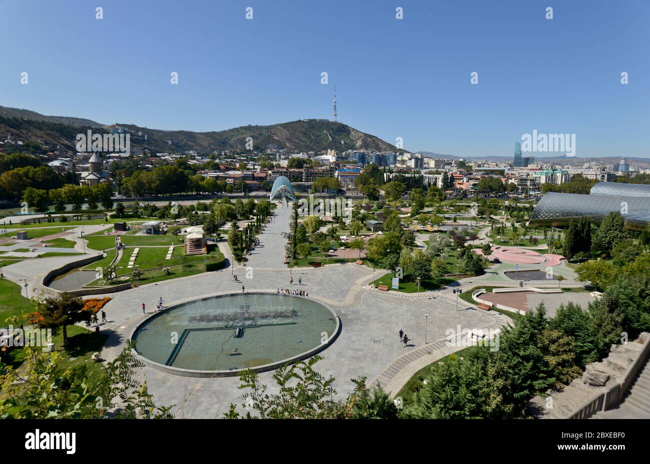 Tbilisi: Parco di Rike, ponte della Pace e collina di Sololaki. Repubblica di Georgia Foto Stock