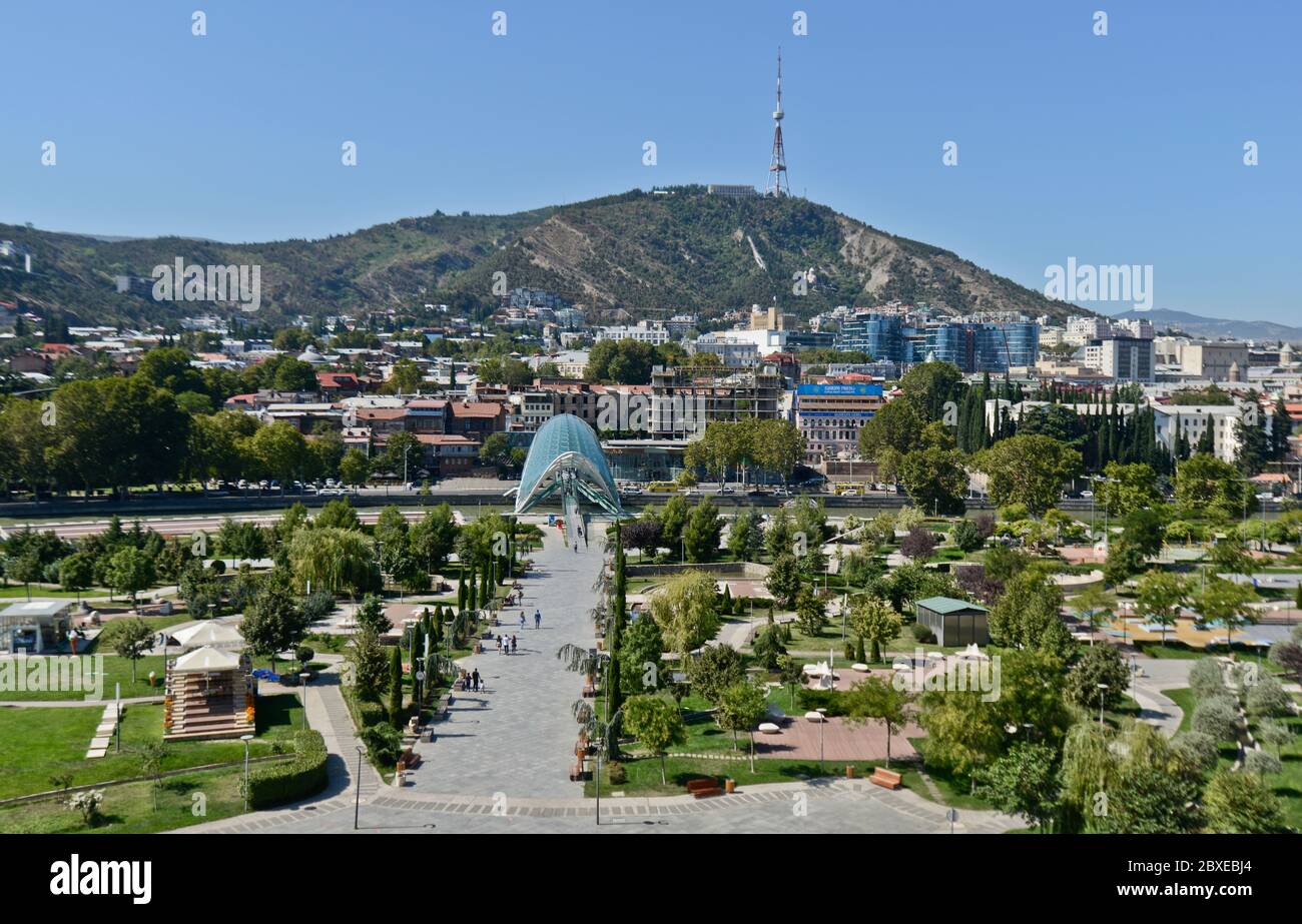 Tbilisi: Parco del Rike, Ponte della Pace e Monte Mtatsminda. Repubblica di Georgia Foto Stock