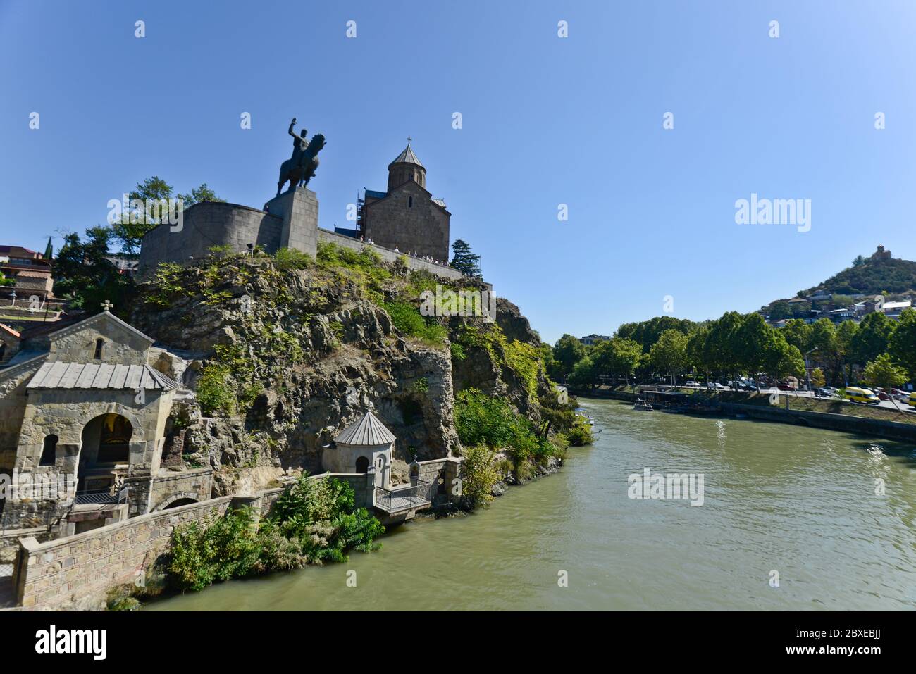Tbilisi: Fiume Kura, Monumento del Re Vakhtang Gorgasali e Metekhi antica chiesa. Repubblica di Georgia Foto Stock