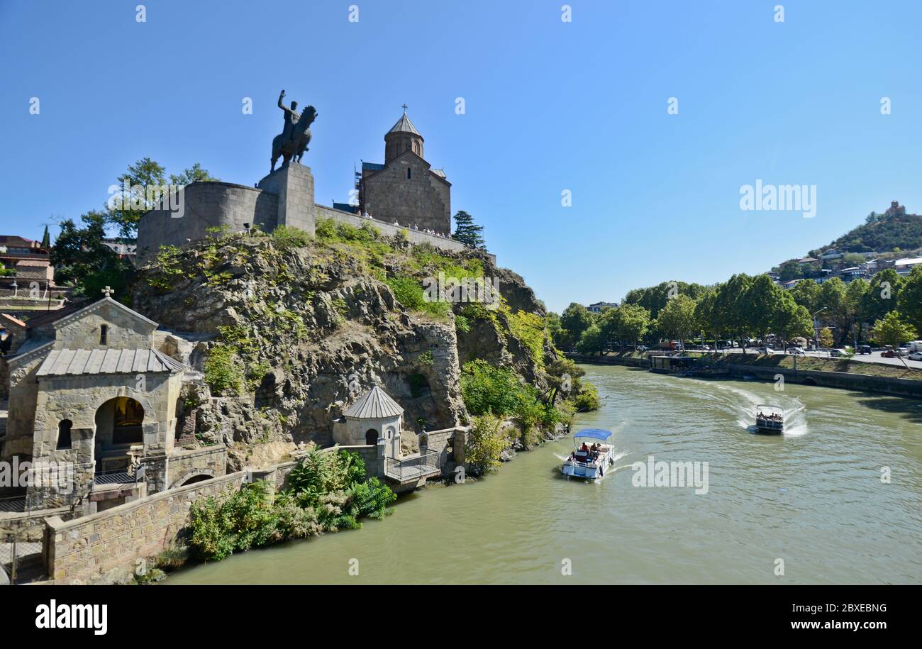 Tbilisi: Fiume Kura, Monumento del Re Vakhtang Gorgasali e Metekhi antica chiesa. Repubblica di Georgia Foto Stock