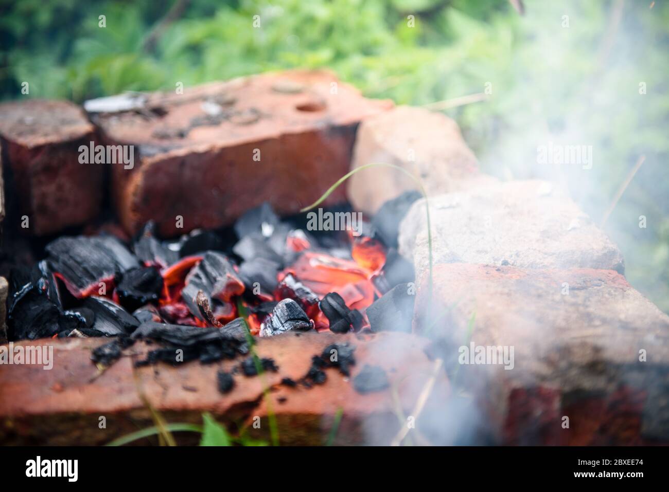 il fuoco era fatto di mattoni posati sul terreno. Picnic barbecue campeggio in natura Foto Stock