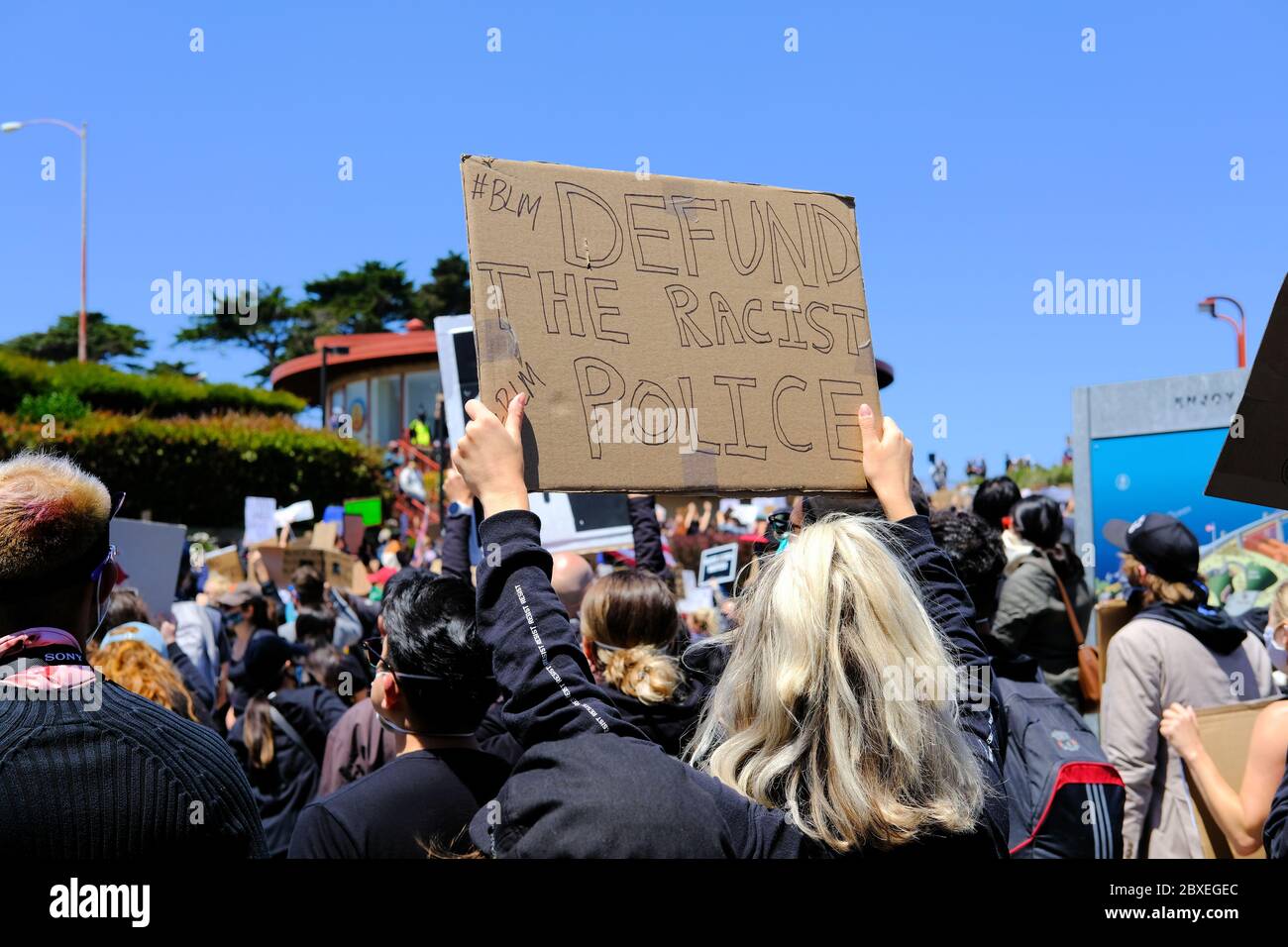 Black Lives Matter attraversa il Golden Gate Bridge a San Francisco, California, il 6 giugno 2020 per protestare contro la morte della polizia George Floyd: Defund. Foto Stock