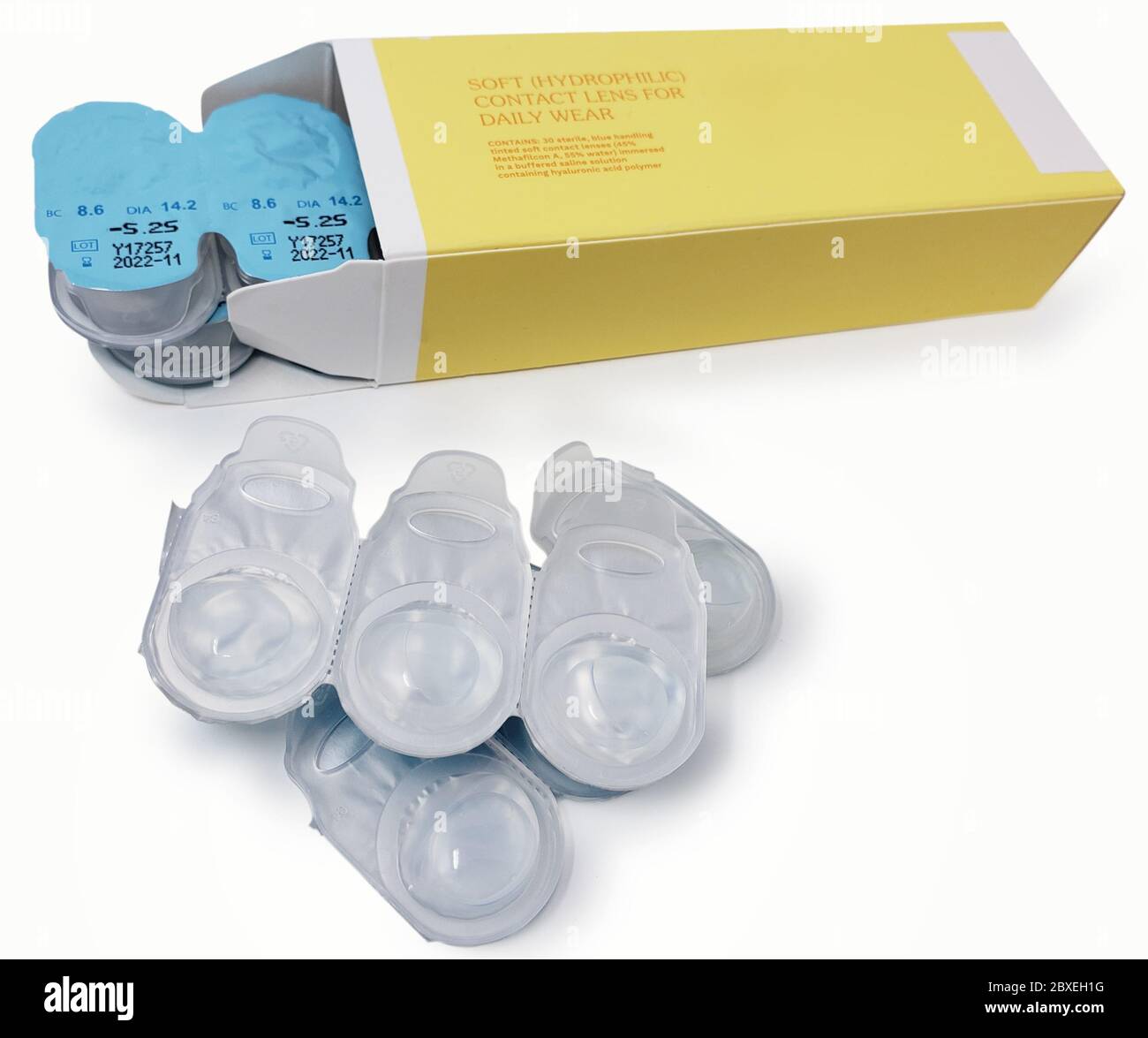 Scatola di lenti a contatto monouso per la correzione della visione con percorso di ritaglio su bianco. Foto Stock