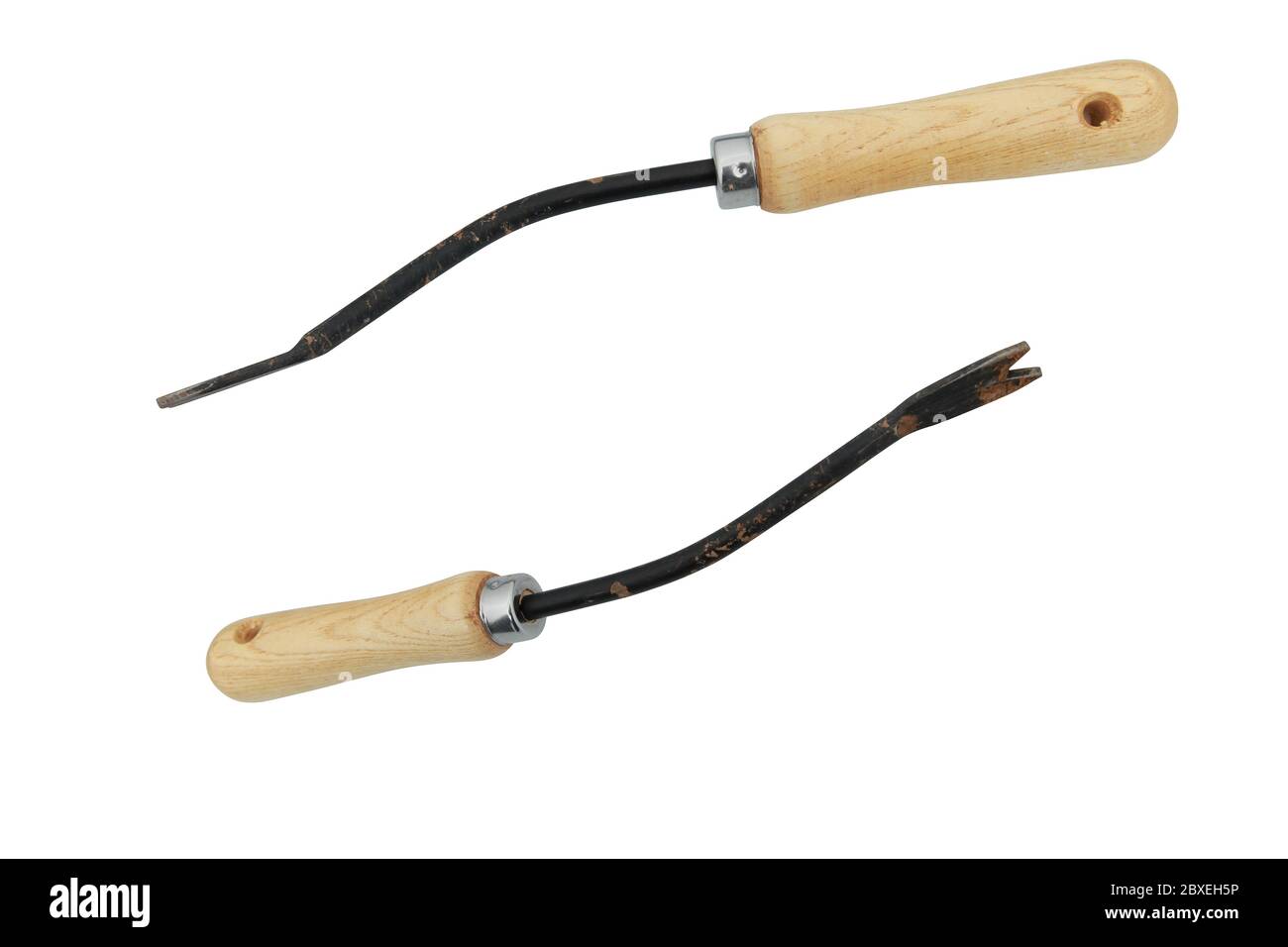 Pinzetta a mano su Bianco con tracciato di ritaglio. Utensile metallico con manico in legno. Foto Stock