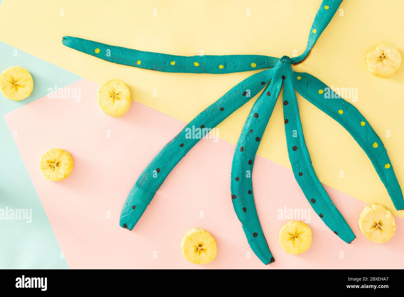 blu, bianco buccia di banana su sfondo rosa, viola, inclusione concetto art Foto Stock