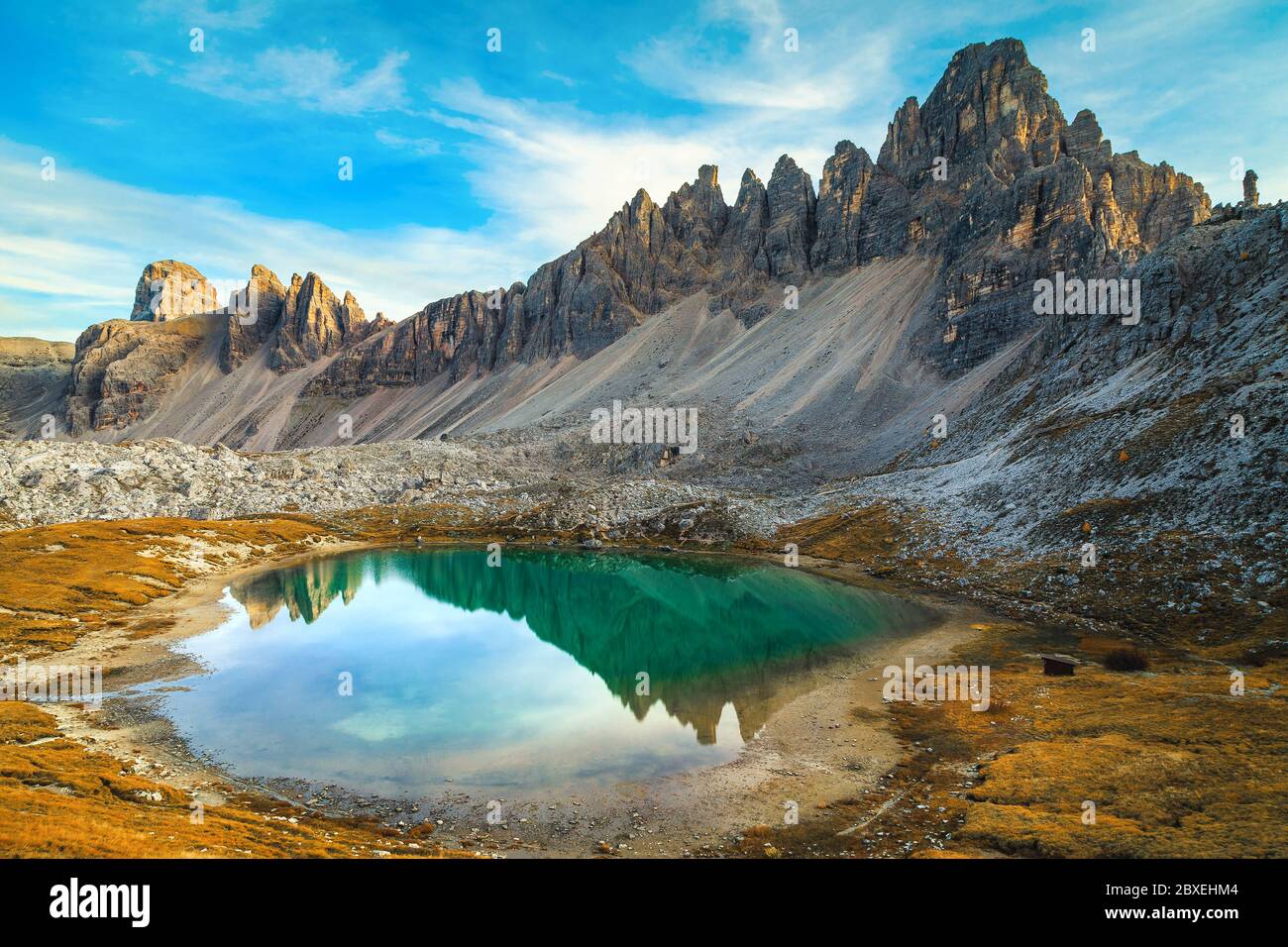 Maestoso paesaggio alpino con lago di montagna turchese Lago dei piani. Il crinale del Paterno riflesso in acqua vicino alle cime delle tre Cime di Lavaredo, Dol Foto Stock