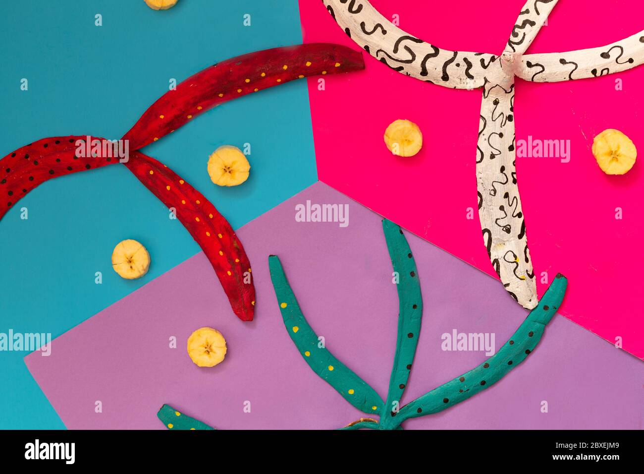 blu, bianco rosa buccia di banana su sfondo rosa, viola, inclusione concetto art Foto Stock