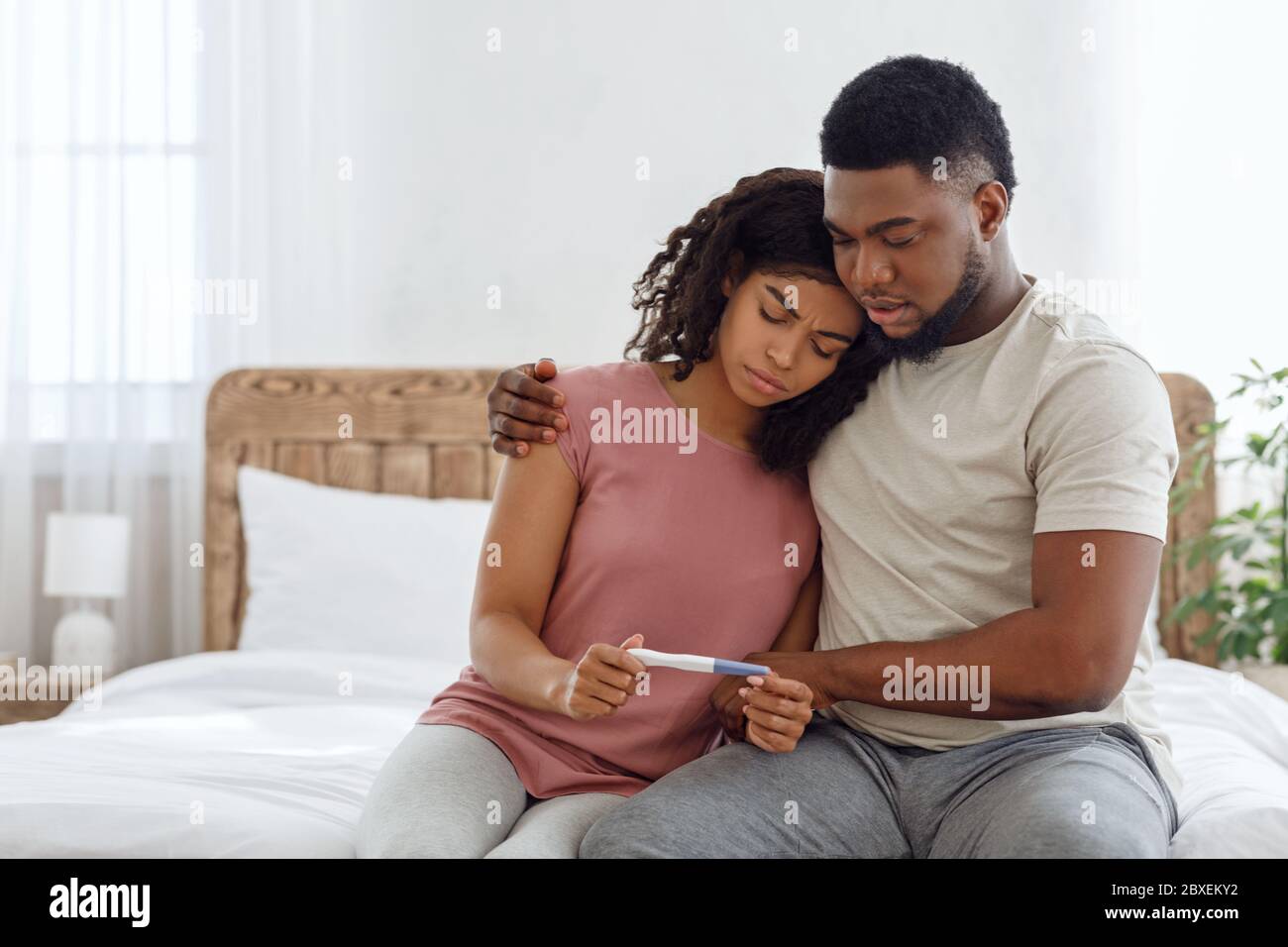 Coppia nera sconvolgata con un risultato negativo del test di gravidanza Foto Stock
