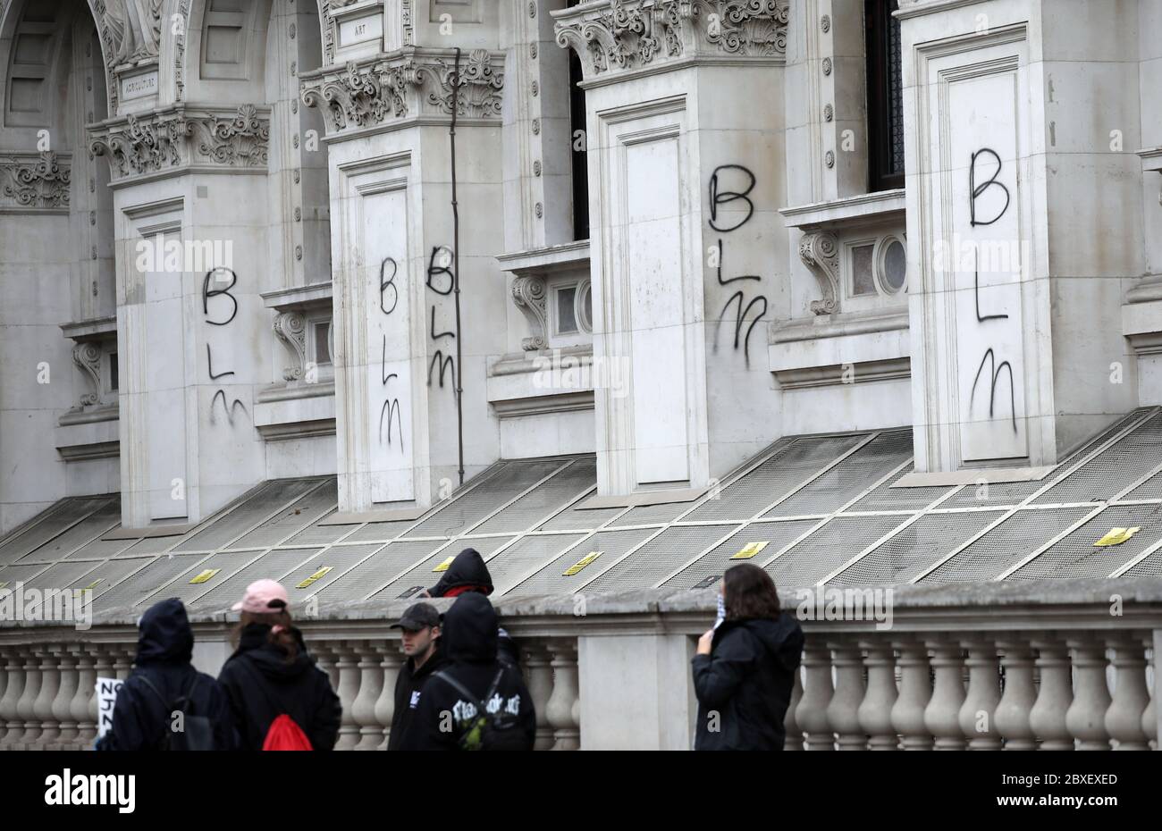 Londra, Regno Unito. 06 giugno 2020. BLM spruzzato su edifici in Whitehall. La protesta della materia Black Lives a Londra si è riunita oggi in Piazza del Parlamento mentre i dimostranti lottano per la giustizia sulla morte di George Floyd, morto la settimana scorsa quando un ufficiale di polizia a Minneapolis si è inginocchiato sul collo di Floyd come ha detto "non posso respirare". Credit: Paul Marriott/Alamy Live News Foto Stock