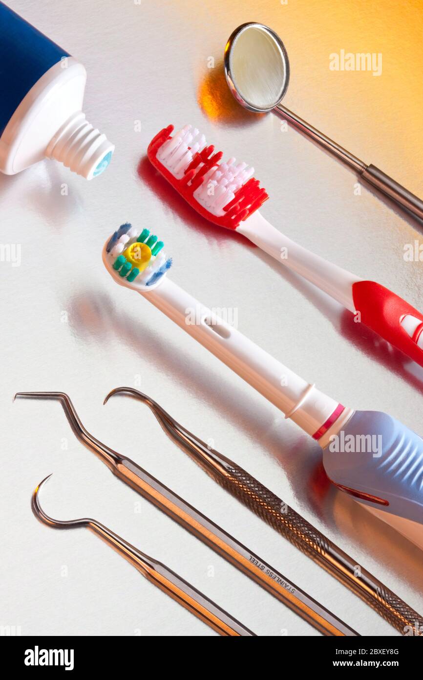 Igiene orale - spazzolino elettrico, spazzolino manuale, dentifricio e attrezzature per la pulizia dentale. Foto Stock