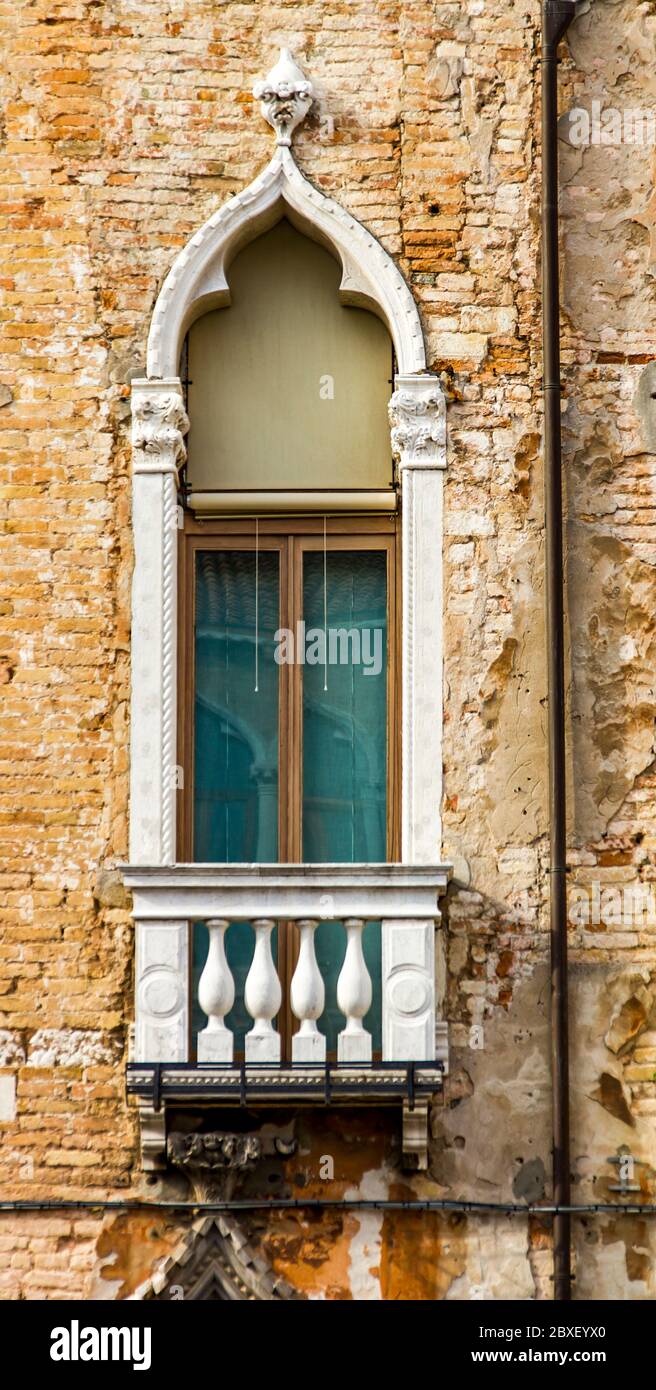 Vecchia vedova tradizionale in un edificio a Venezia, Italia Foto Stock