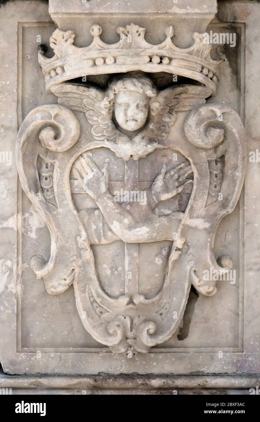 Un primo piano di UN cappotto di armi intagliato dentro Cadice Spagna Foto Stock