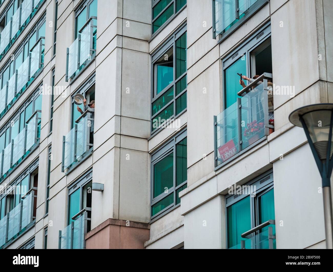 Londra, Regno Unito. 6 Giugno 2020. La gente si acclama e fa rumore dalle loro case durante le proteste della materia di Black Lives a Vauxhall, Londra. In memoria di George Floyd che è stato ucciso il 25 maggio mentre in custodia di polizia nella città americana di Minneapolis. Credit: Yousef al Nasser/Alamy Live News. Foto Stock
