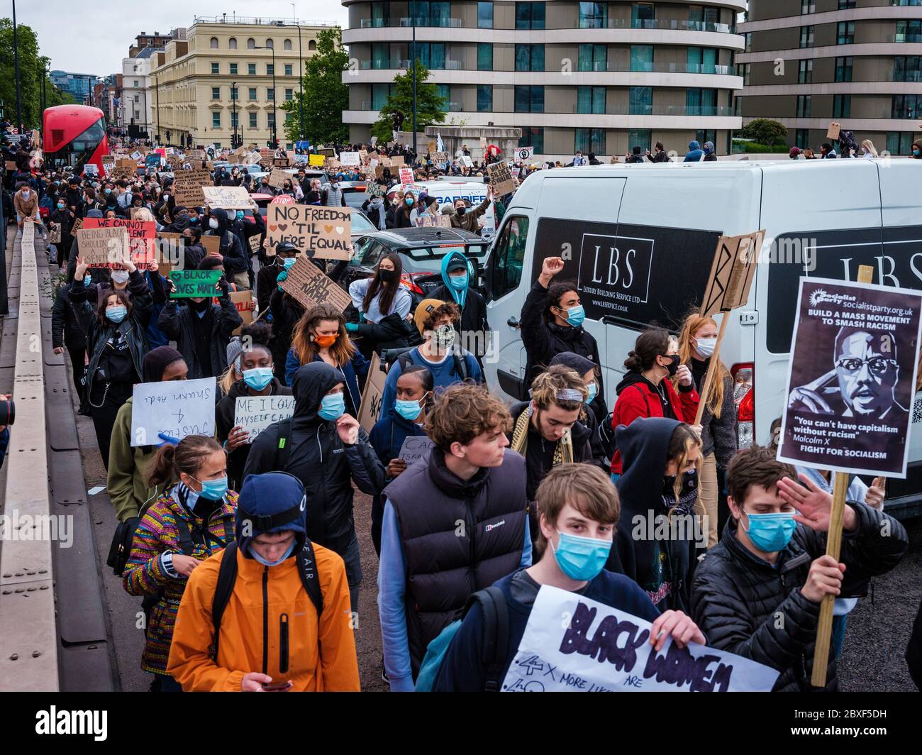 Londra, Regno Unito. 6 Giugno 2020. Black Lives Matter protesta sul Vauxhall Bridge a Londra. In memoria di George Floyd che è stato ucciso il 25 maggio mentre in custodia di polizia nella città americana di Minneapolis. Credit: Yousef al Nasser/Alamy Live News. Foto Stock