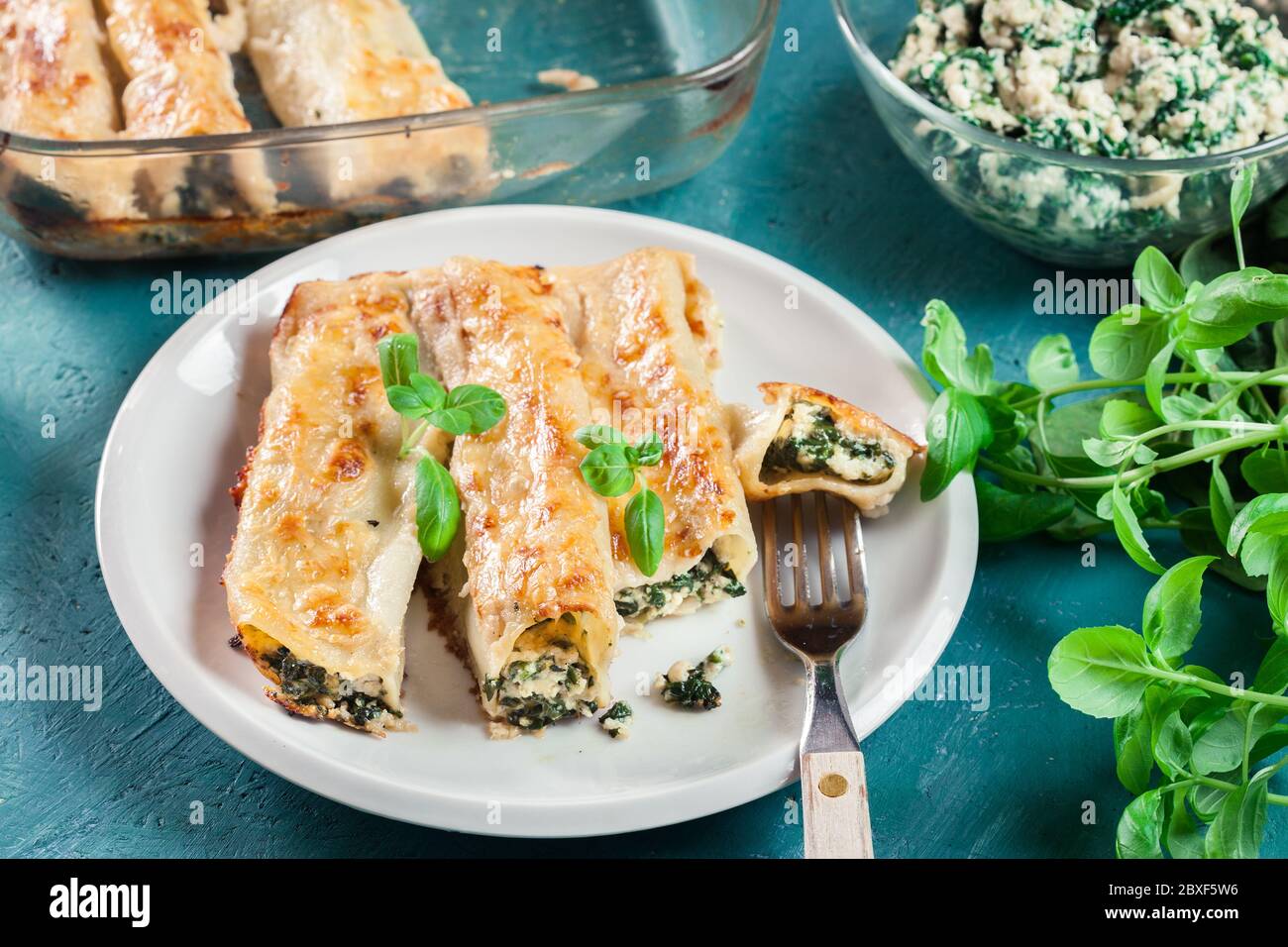 Porzione di cannelloni ripieni di spinaci e ricotta. Cucina italiana Foto Stock