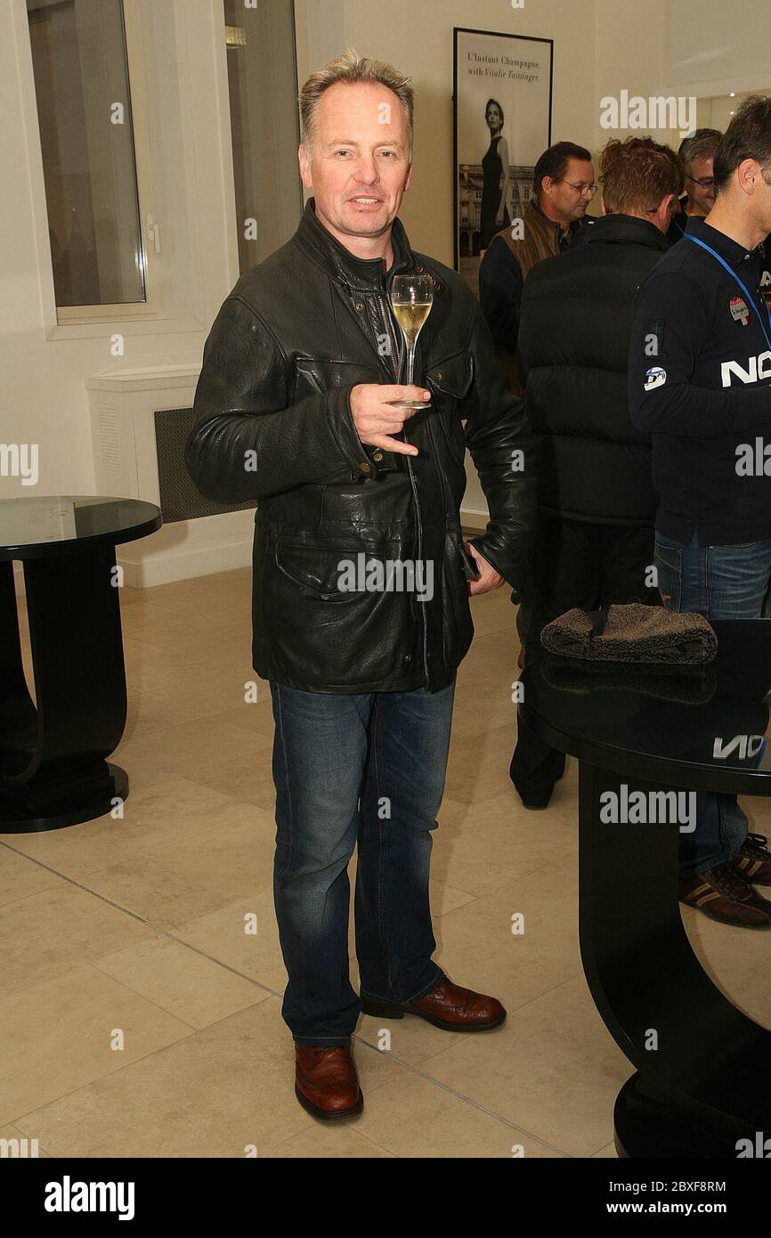 L'ex presentatore e emittente di Top Gear Steve Berry in visita a Champagne Taittinger a Reims Francia durante la Beaujolais Run Foto Stock