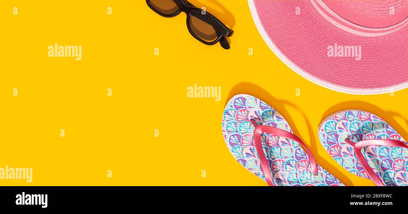 Banner piatto composizione con accessori estivi per le vacanze su sfondo giallo. Vista dall'alto sullo sfondo estivo. Spazio di copia Foto Stock