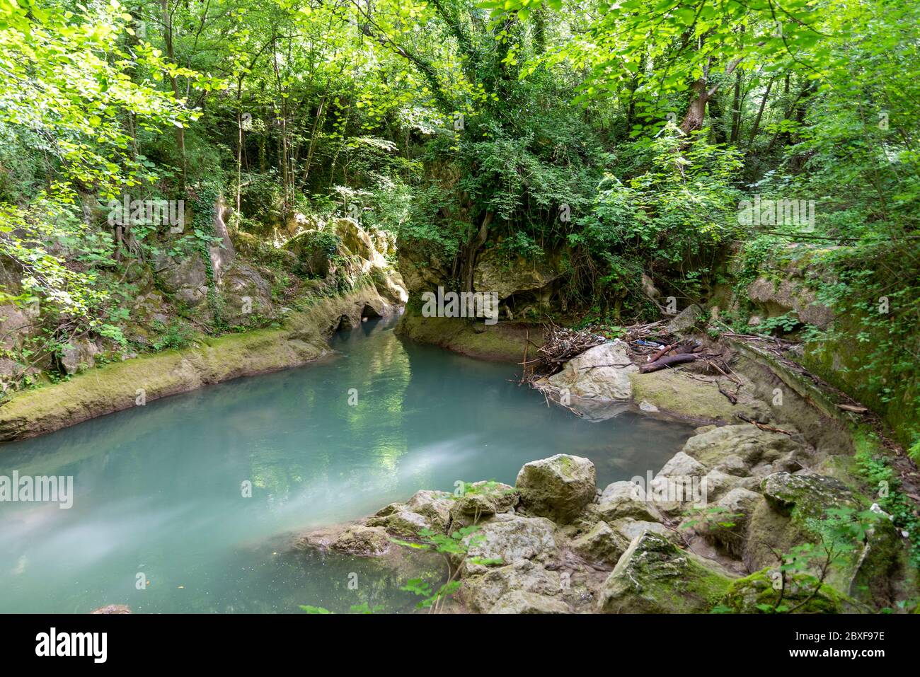 fiume nero che proviene dalle cascate di marmore in mezzo alla natura Foto Stock
