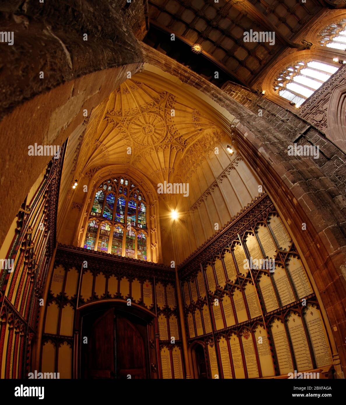 Guardando dalla navata centrale verso la West Tower della Cattedrale di Manchester con il suo soffitto a volta. Le liste dei dignitari di Manchester regale le tre mura. Foto Stock