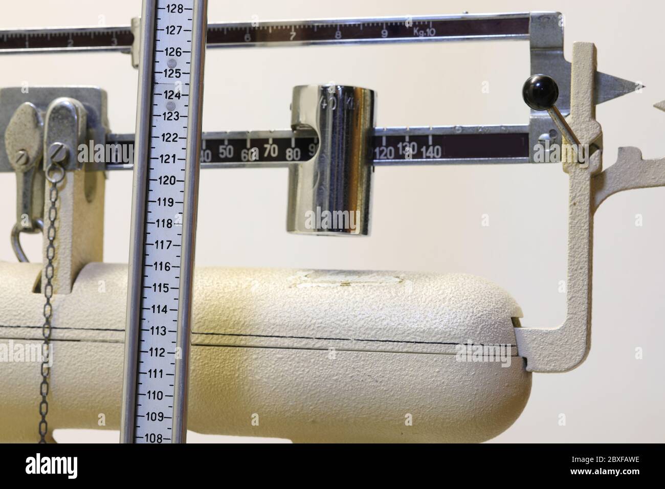vecchio bilancia da bagno con metro per misurare l'altezza in ufficio  medico Foto stock - Alamy