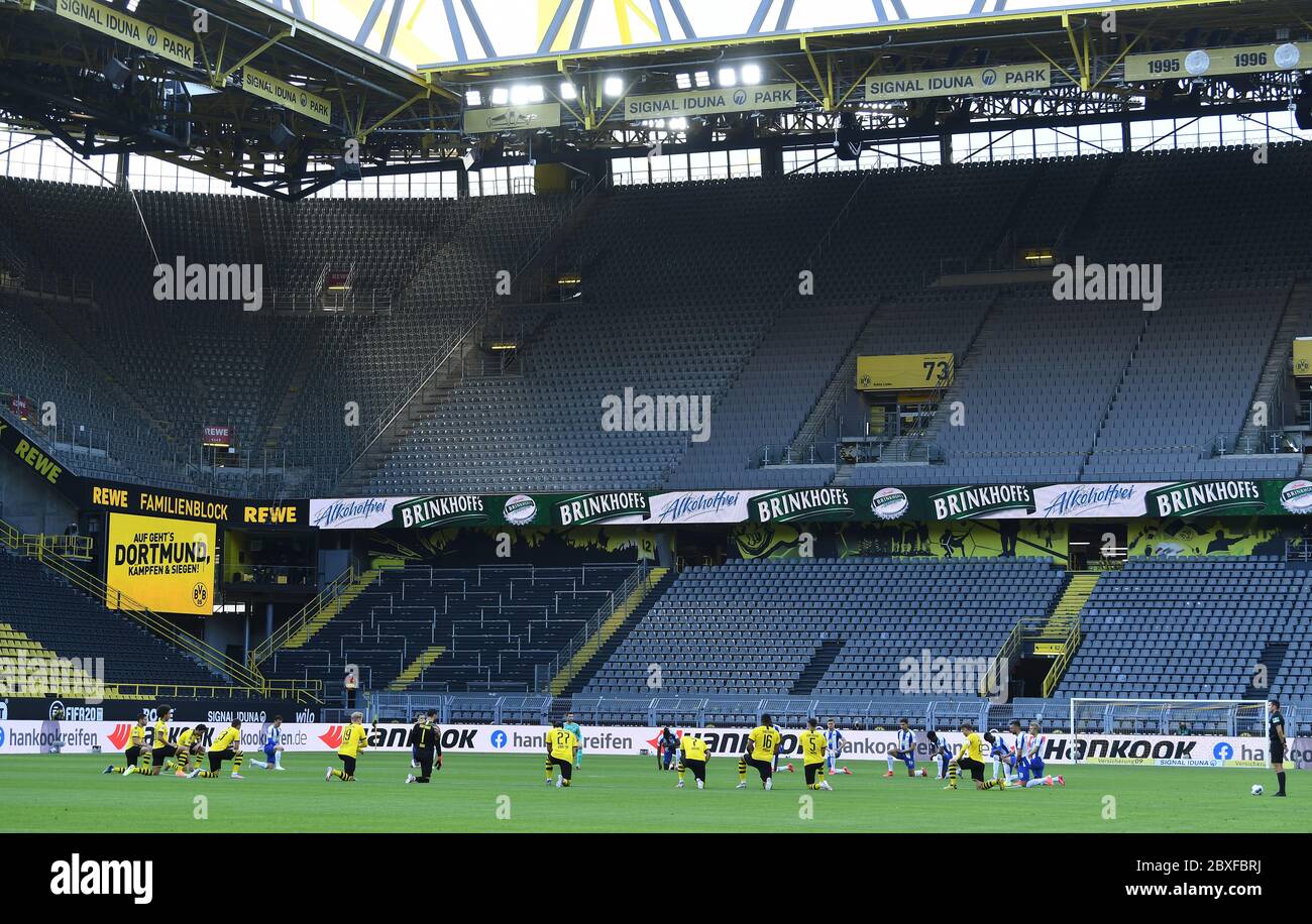 Borussia Dortmund - Hertha BSC Berlino i giocatori prendono un ginocchio in protesta dopo la morte di George Floyd Foto Stock