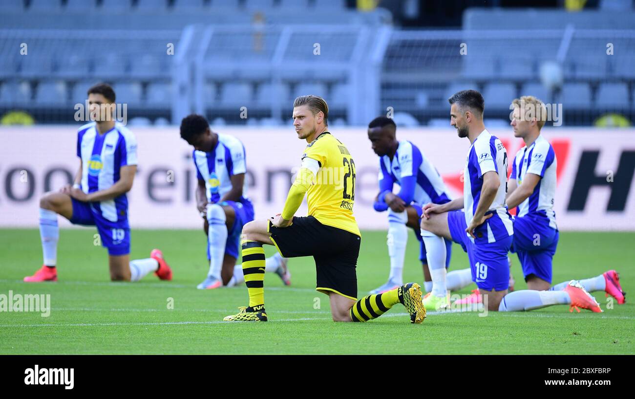 Borussia Dortmund - Hertha BSC Berlino i giocatori prendono un ginocchio in protesta dopo la morte di George Floyd Foto Stock