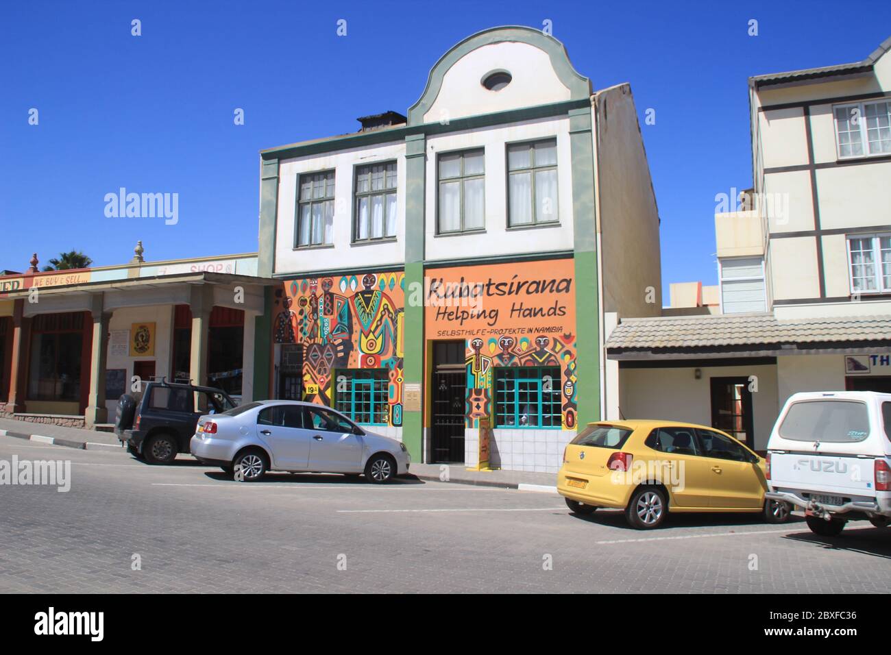 Swakopmund, Namibia - 18 aprile 2015: Edifici e architettura tedeschi antichi: Case, negozi e strade in una città africana Foto Stock